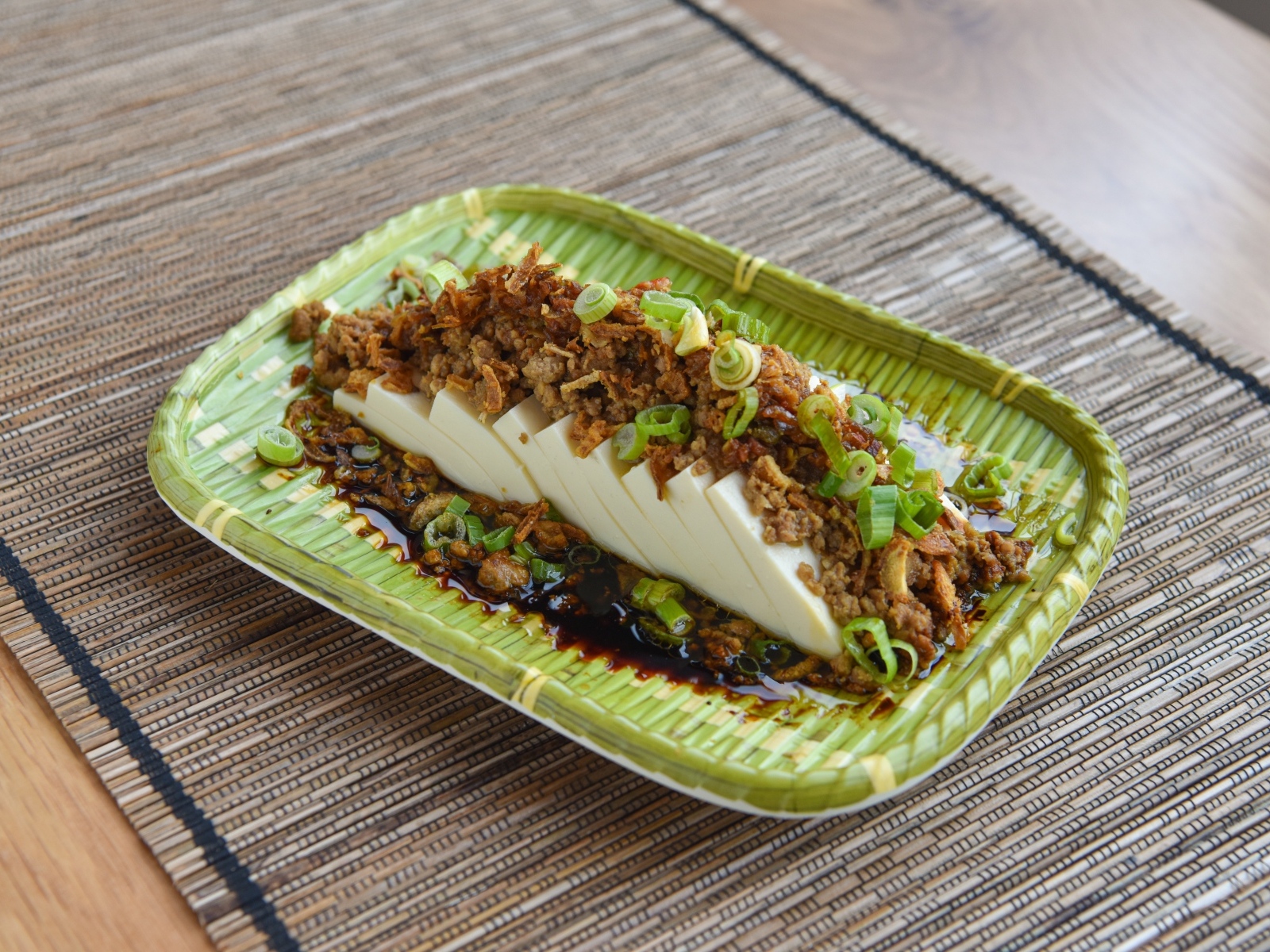 Китайское блюдо в тарелке на столе