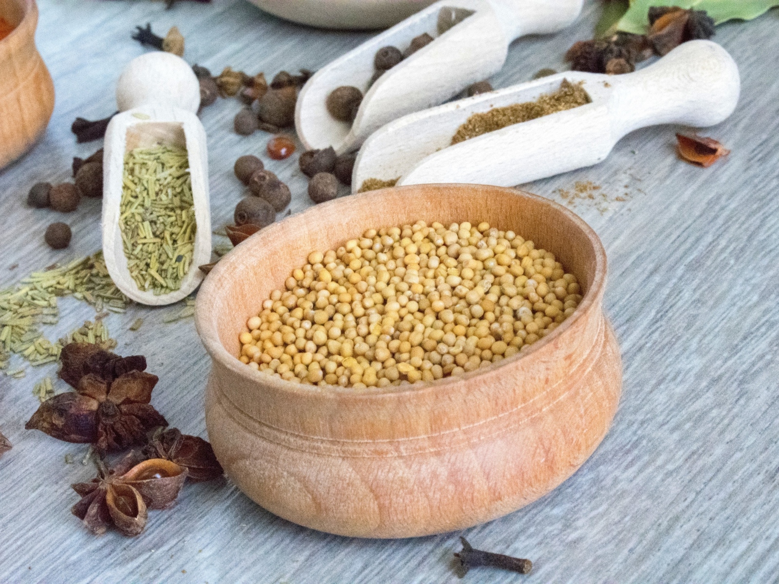 Ароматные специи на сером столе