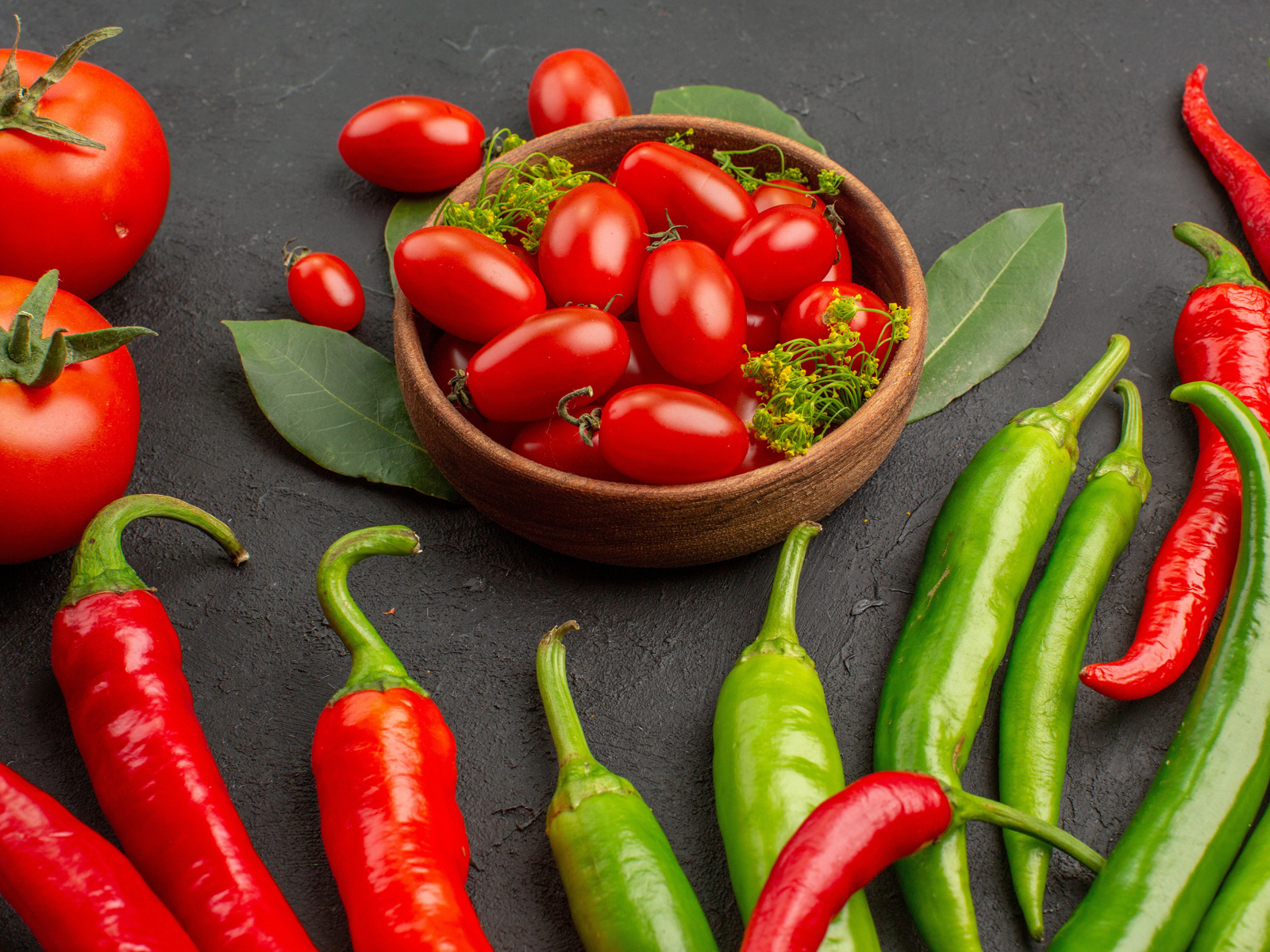 Свежие помидоры на столе с острым перцем