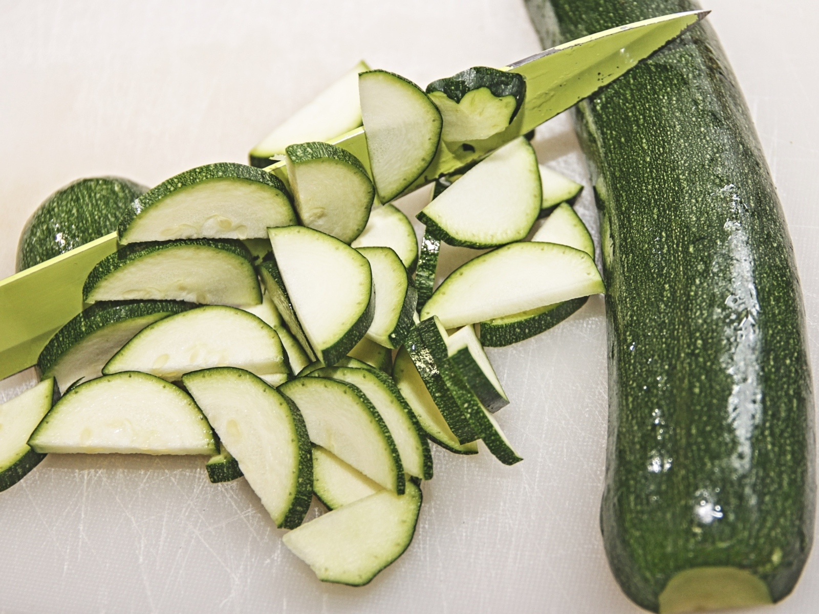 Зеленый кабачок цуккини нарезан на столе
