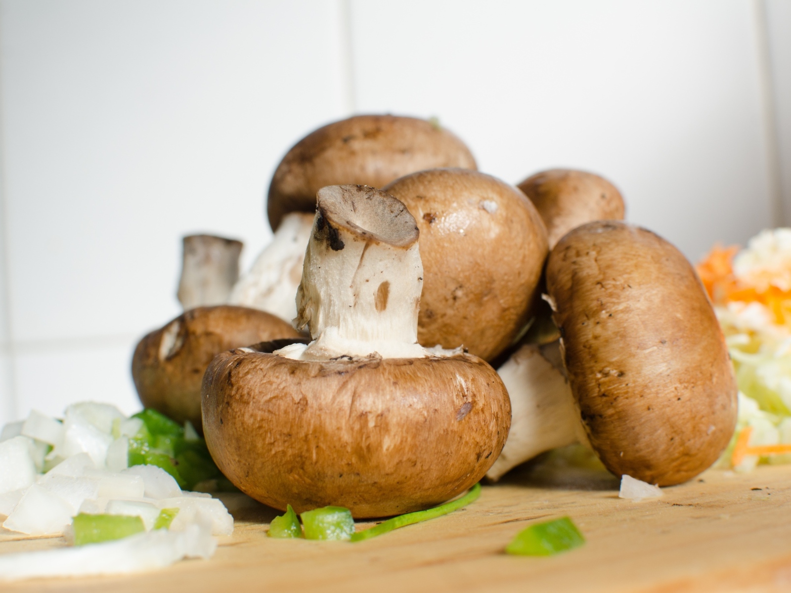 Большие свежие шампиньоны на столе