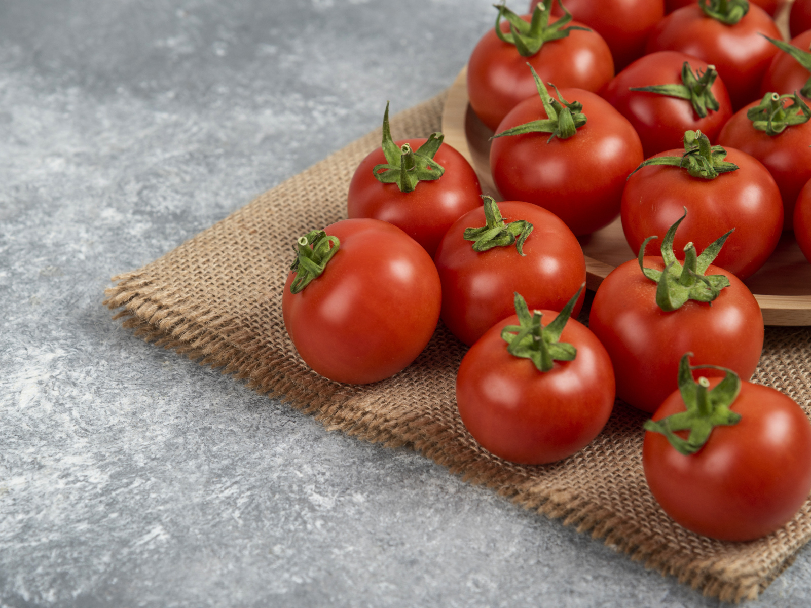Большие круглые красные помидоры