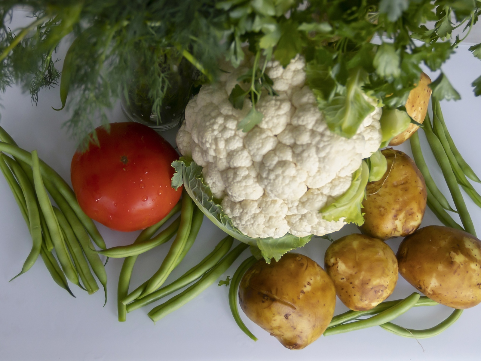 Сырые полезные овощи на сером столе