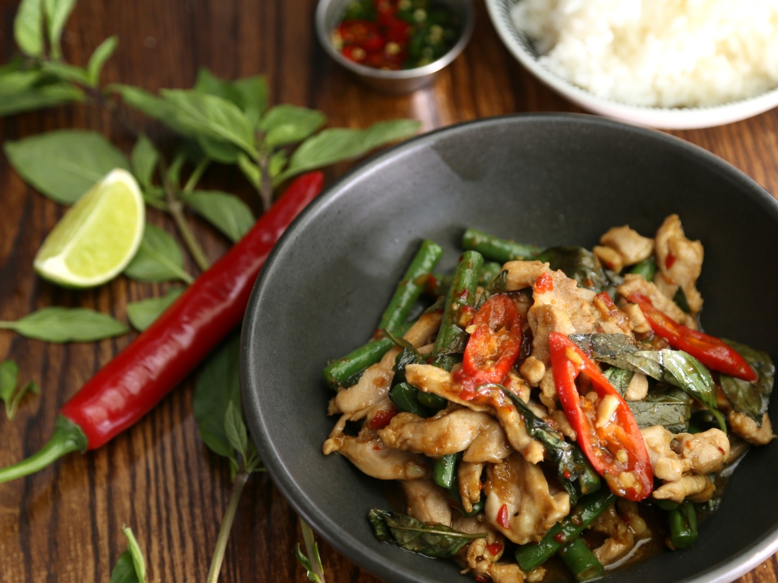 Острое тайское блюдо в тарелке