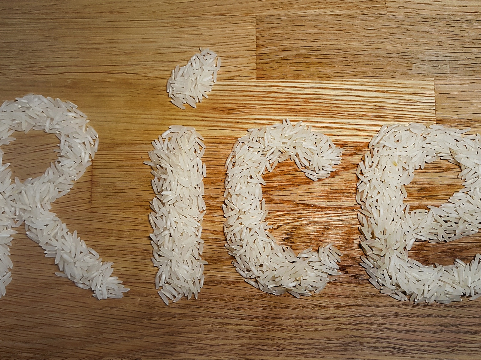 Надпись рис на деревянном столе