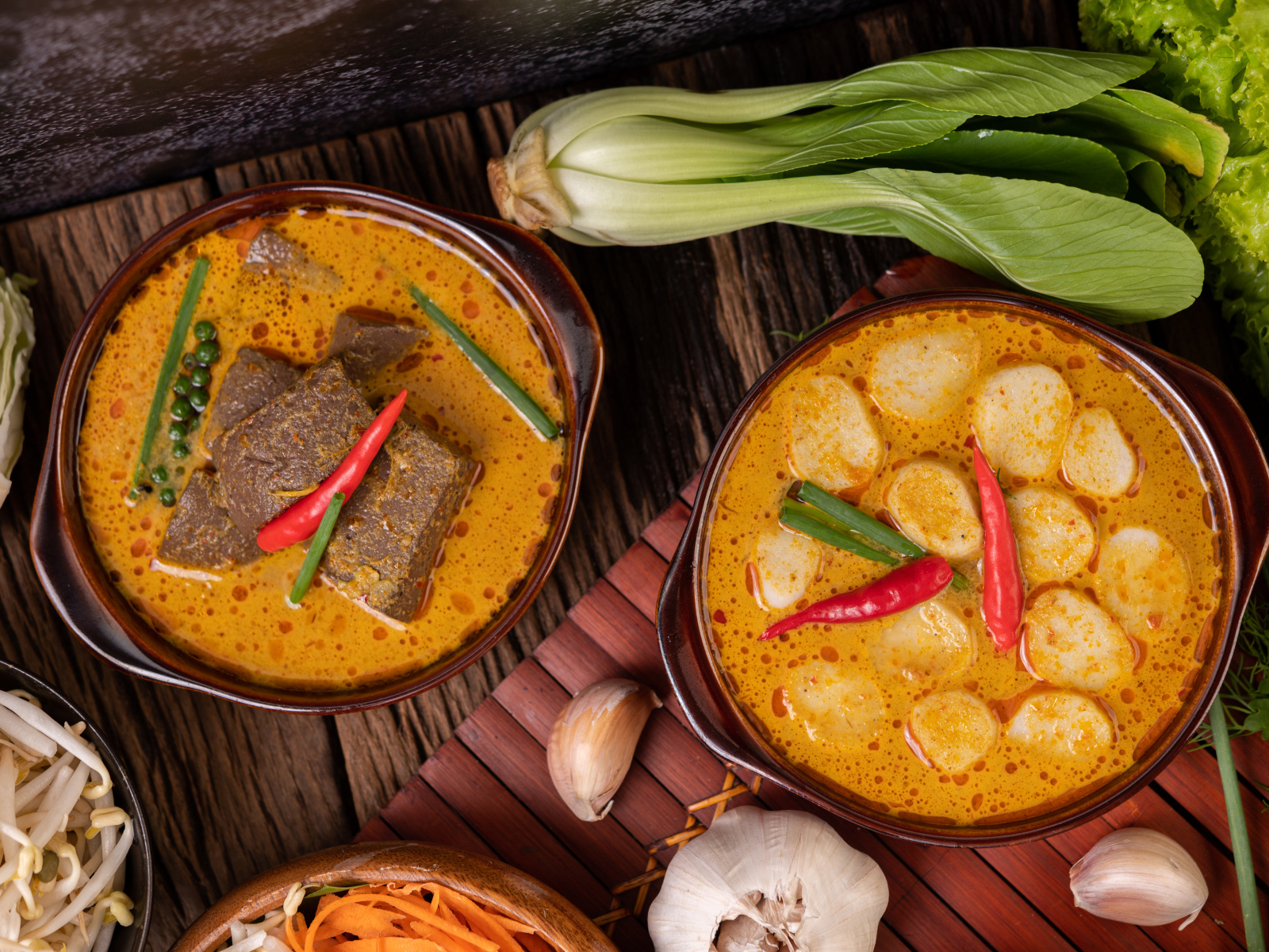 Две тарелки с острым супом на столе