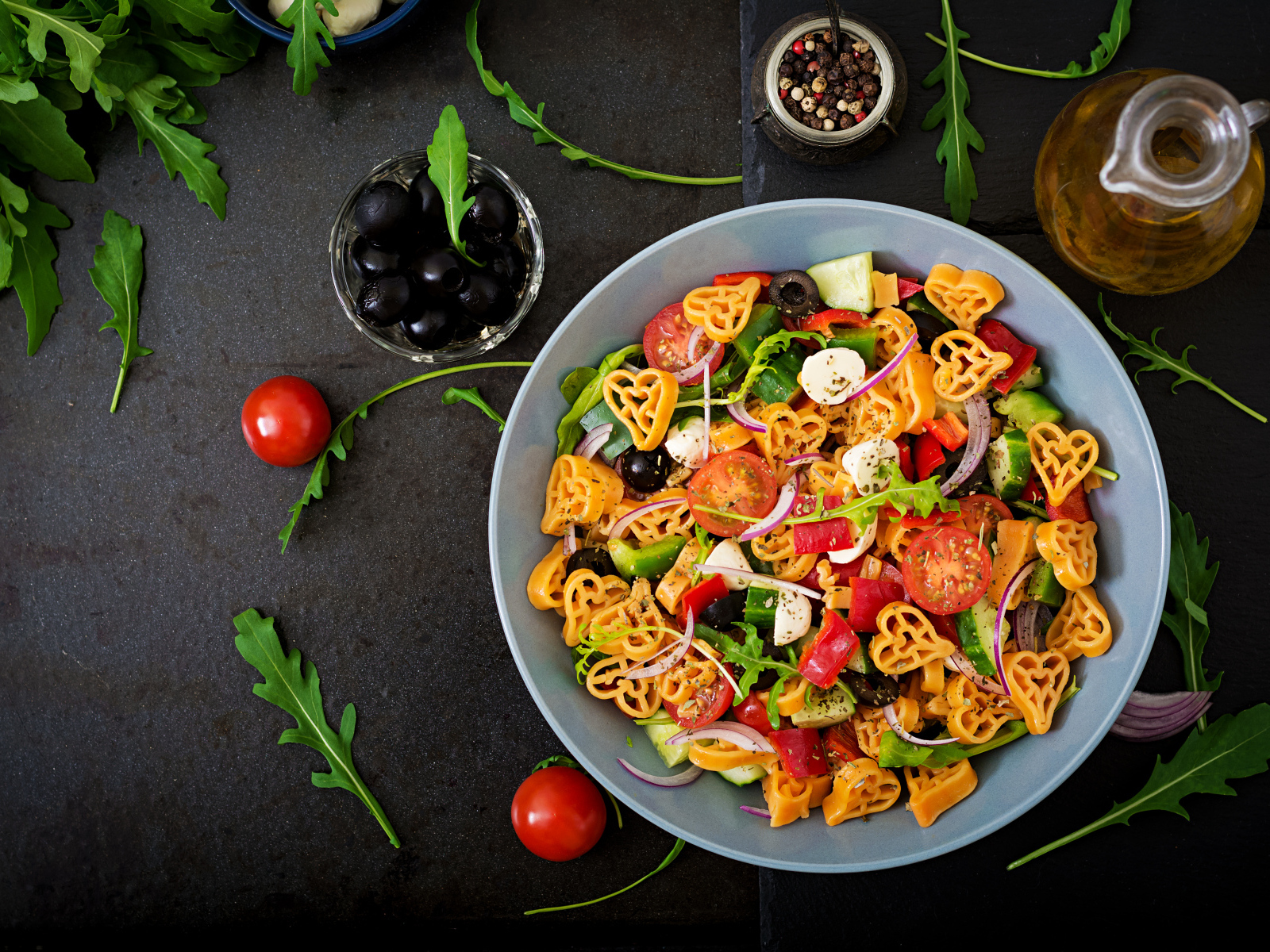 Овощное блюдо с макаронами в тарелке