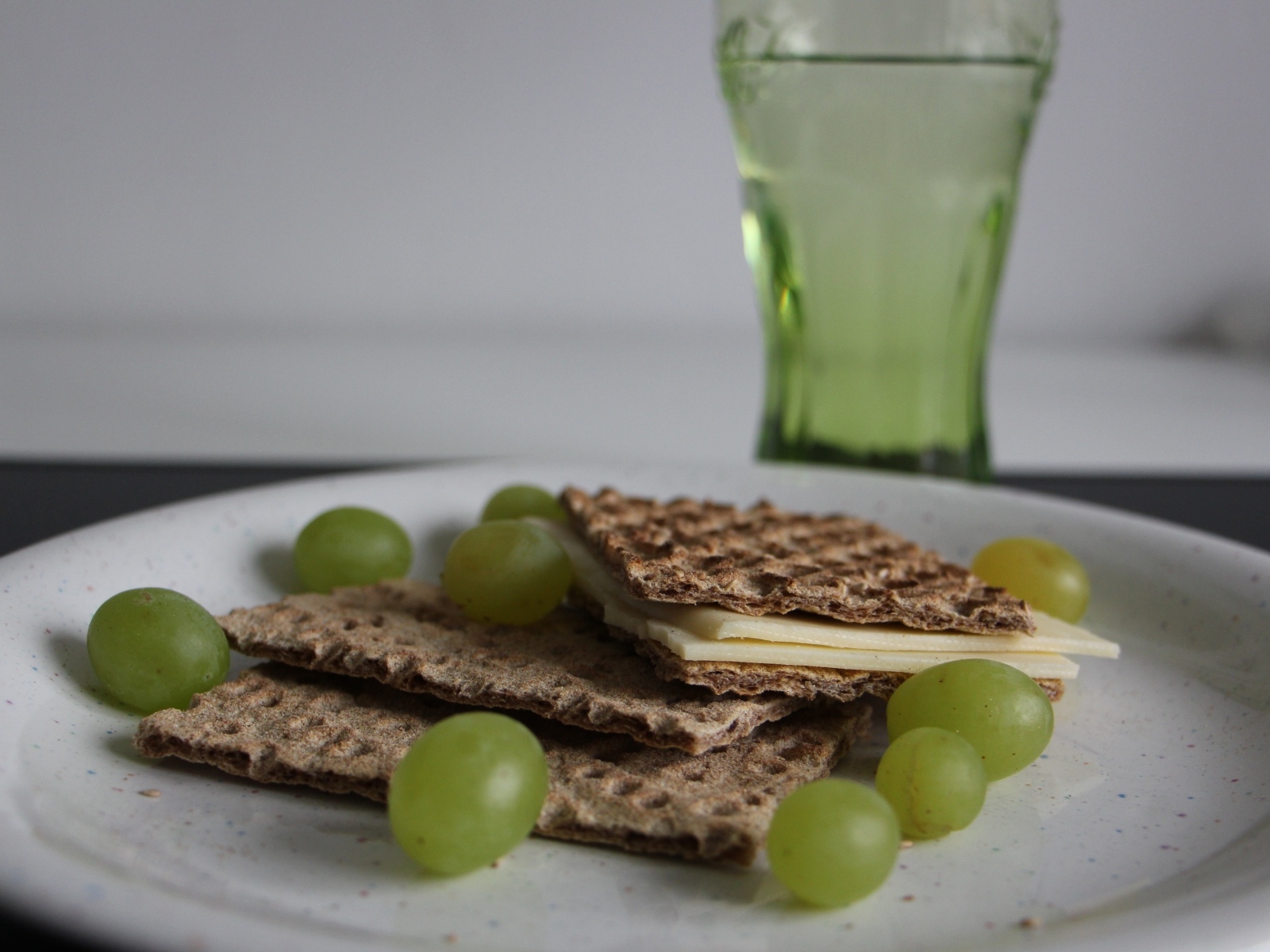 Вафли с сыром и виноградом на тарелке