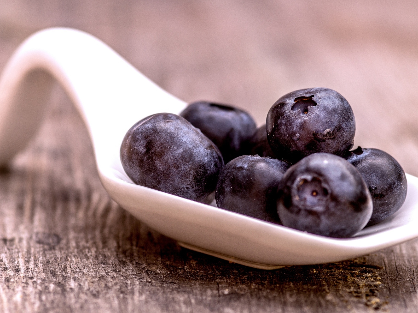 Черника на большой белой ложке