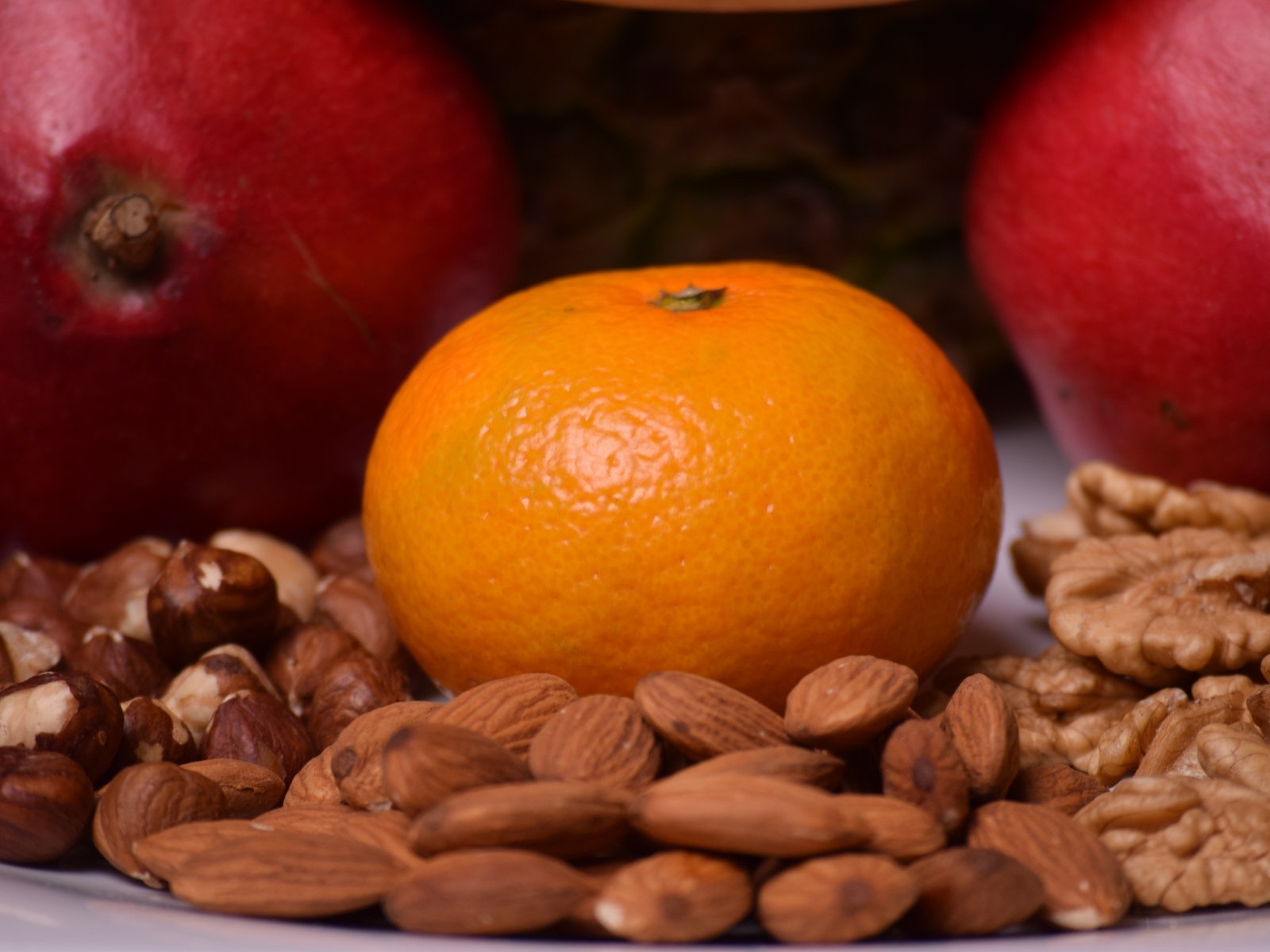 Большой оранжевый мандарин с орехами