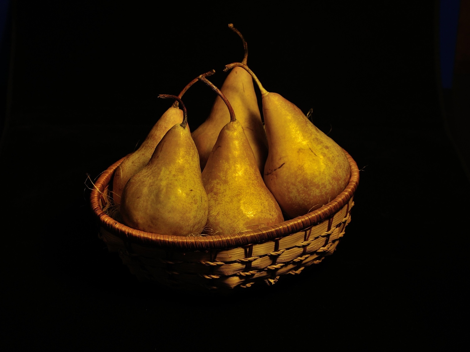Груши в корзине на черном фоне
