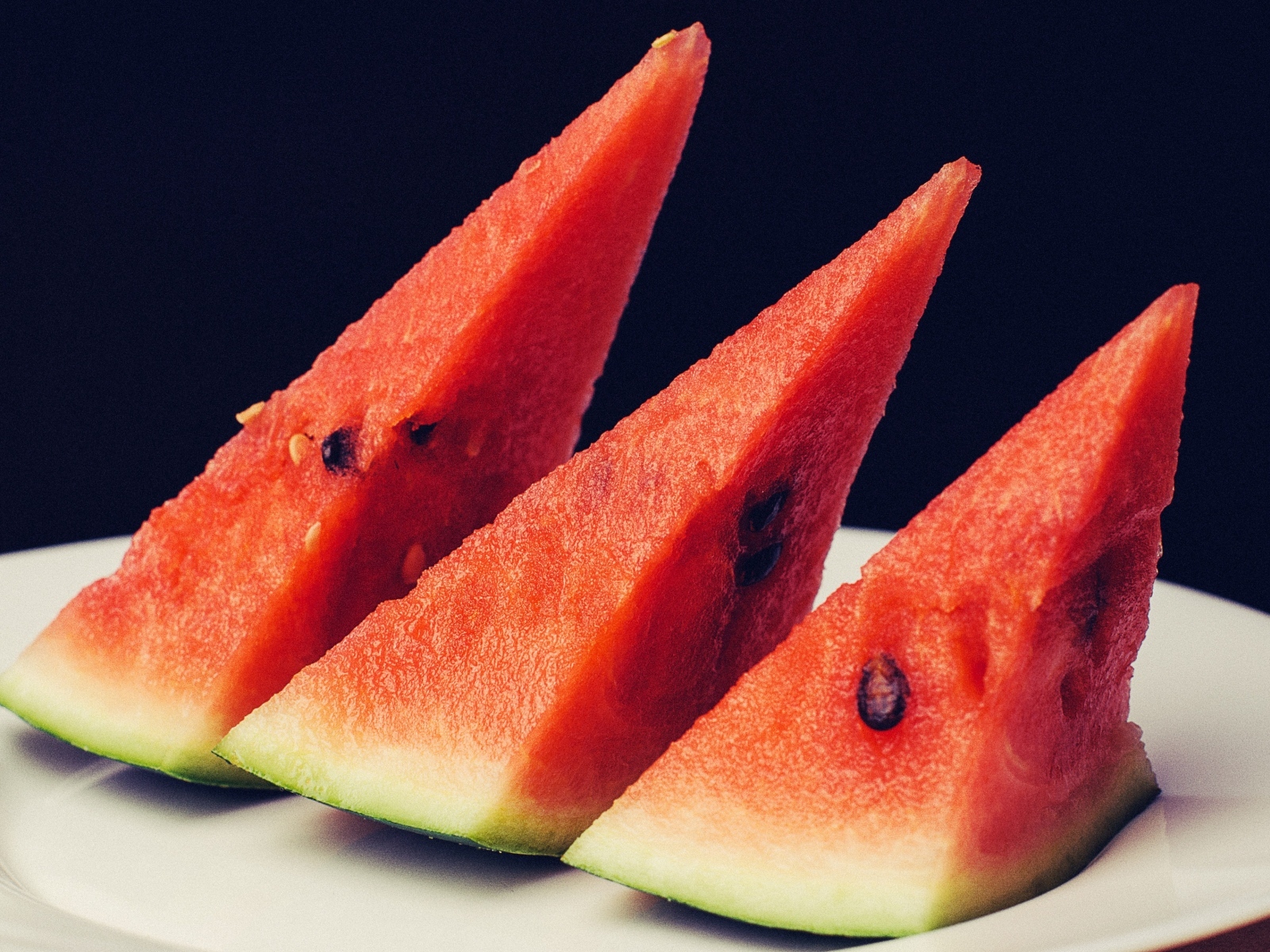 Куски сладкого арбуза на тарелке крупным планом