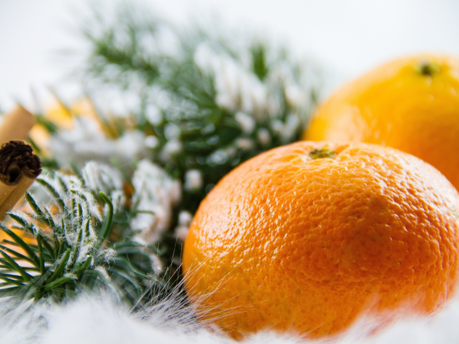 Мандарины с еловыми ветками и корицей
