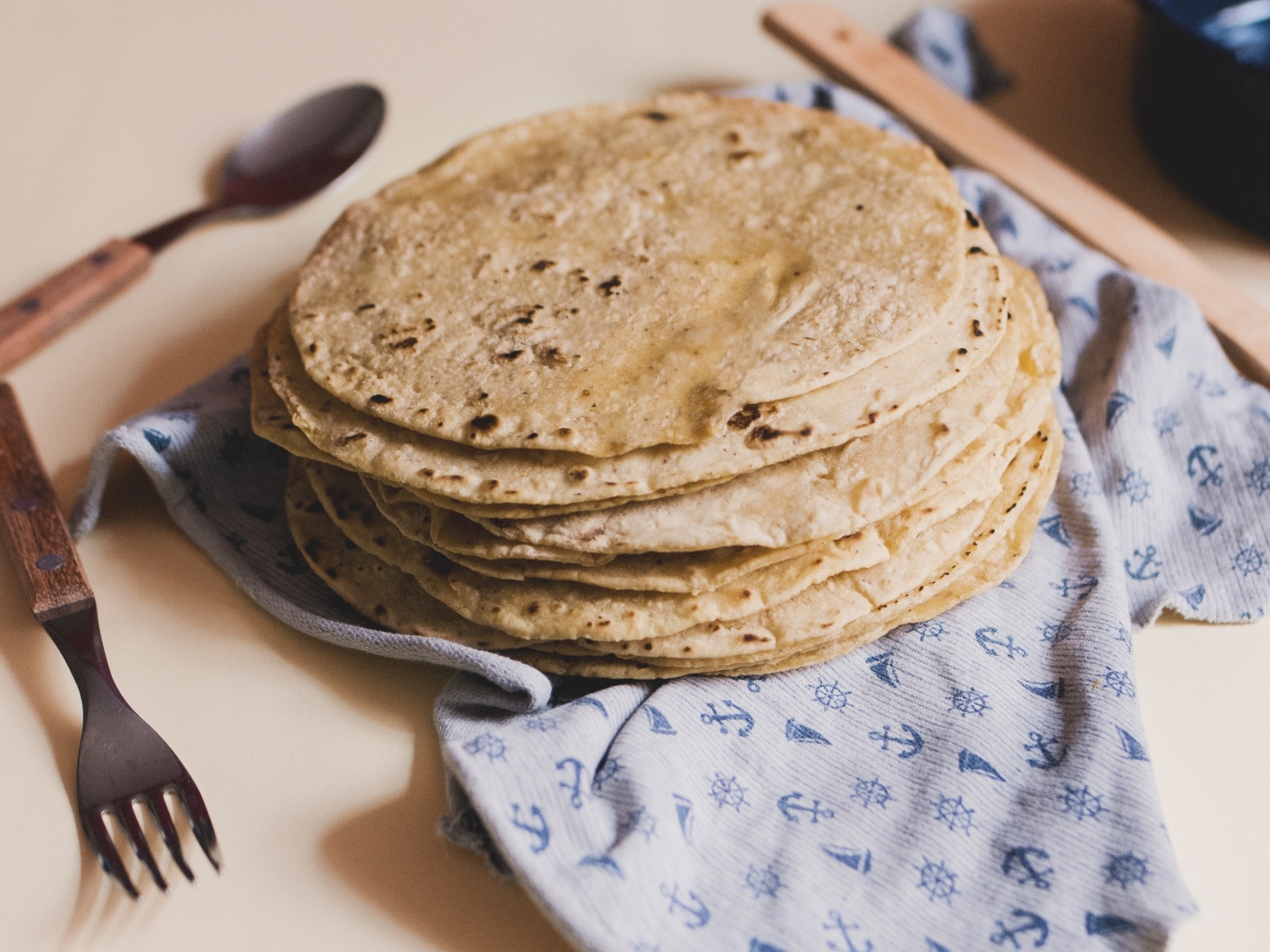 Мексиканская тортилья на столе со столовыми приборами