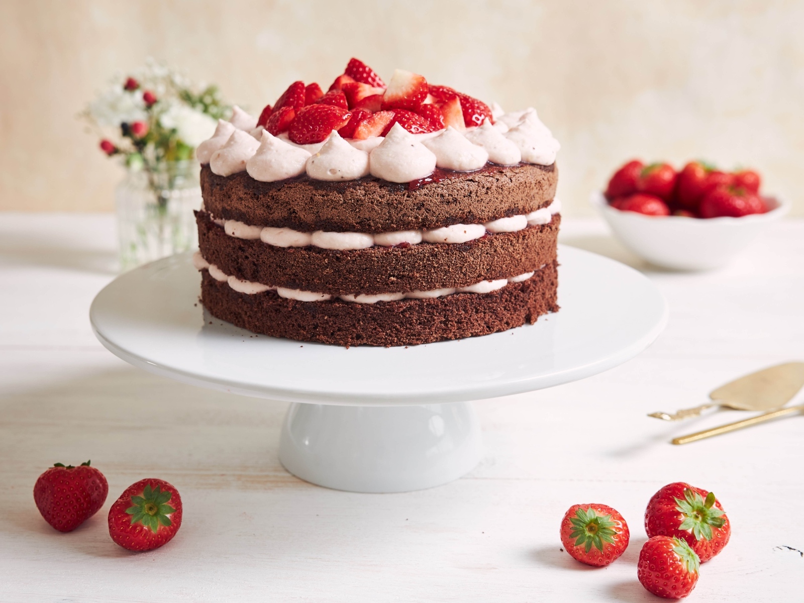 Аппетитный  праздничный торт с кремом и ягодами клубники