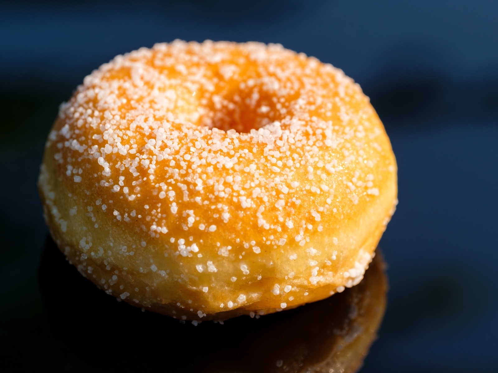 Аппетитный сладкий донат на сером фоне