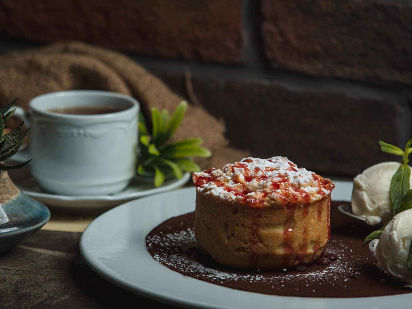 Яблочный пирог с чашкой чая на столе