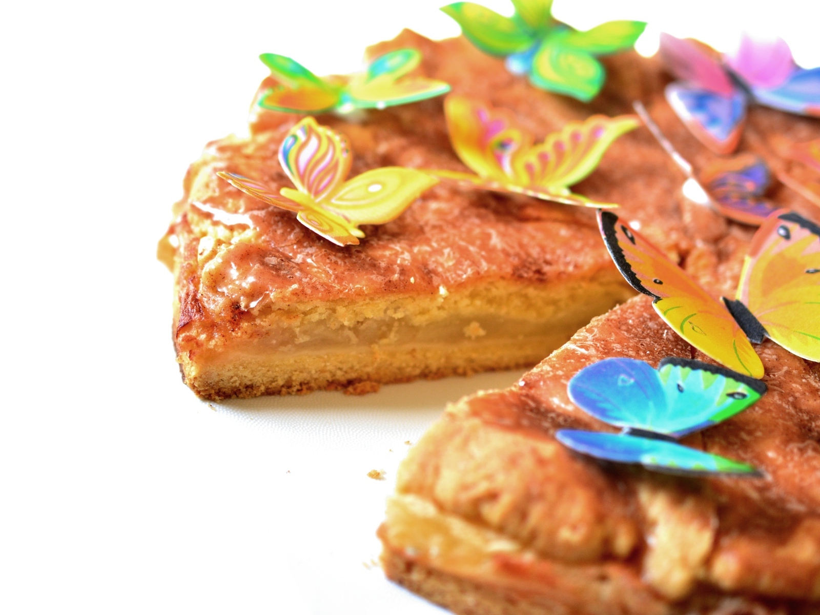 Яблочный пирог с бабочками на белом фоне