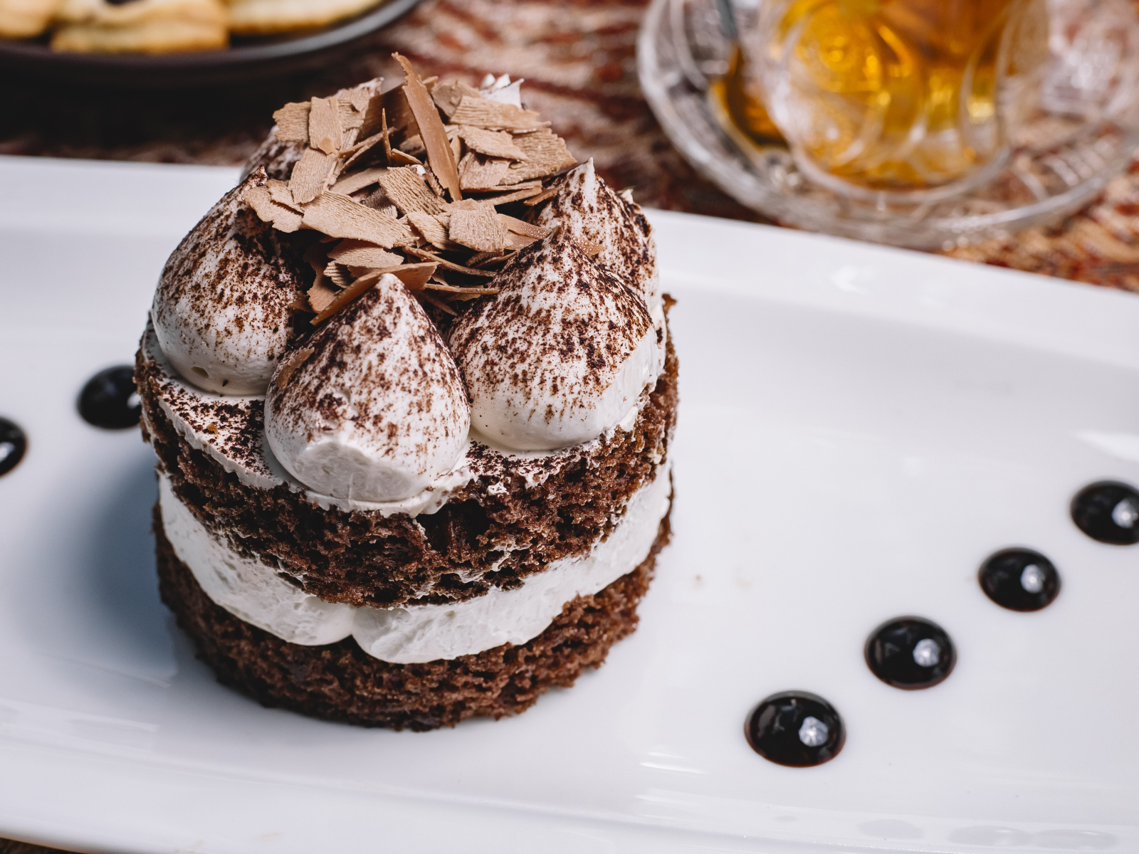 Пирожное со взбитыми сливками и шоколадной стружкой