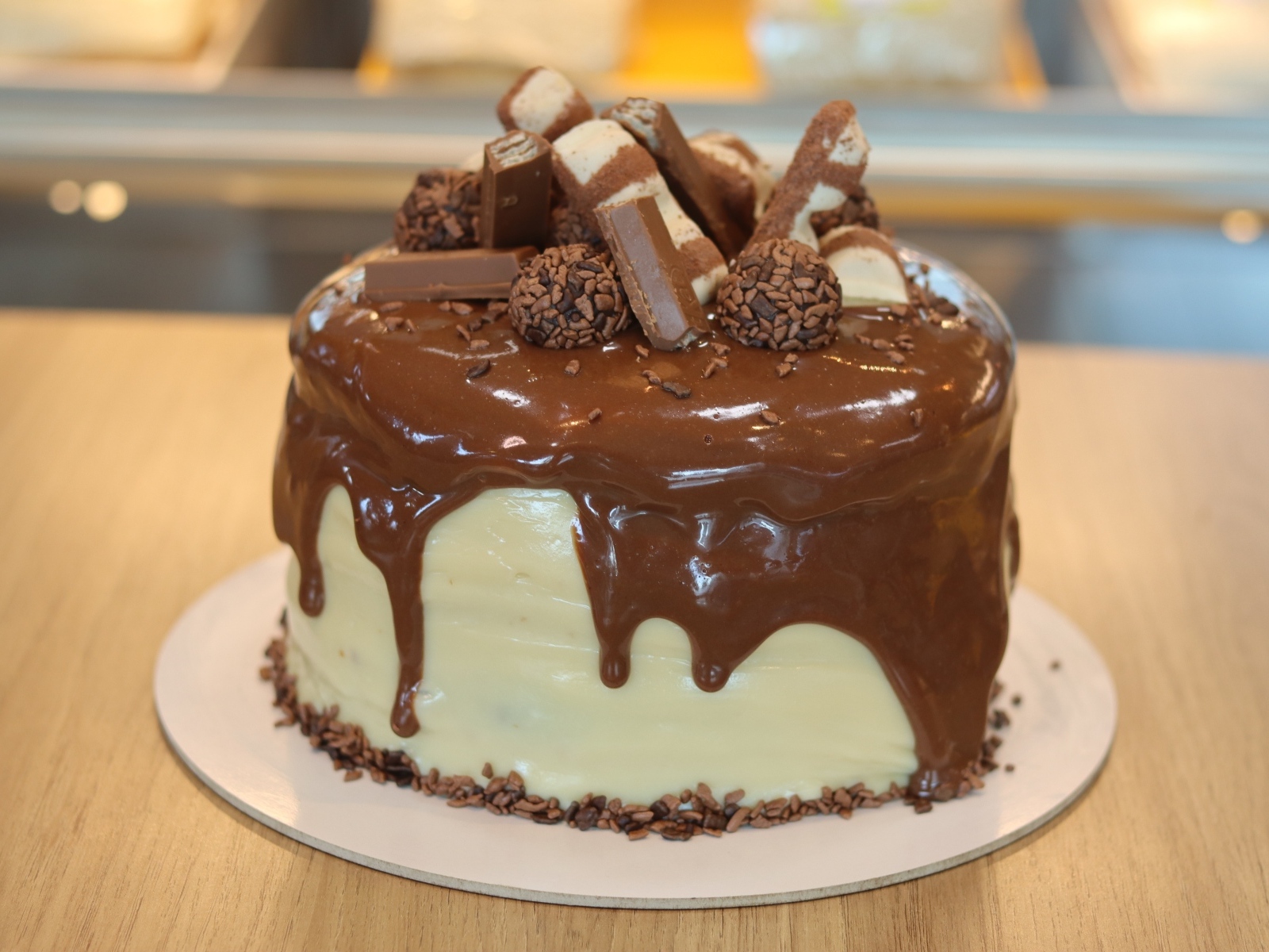 Торт с шоколадной глазурью и конфетами