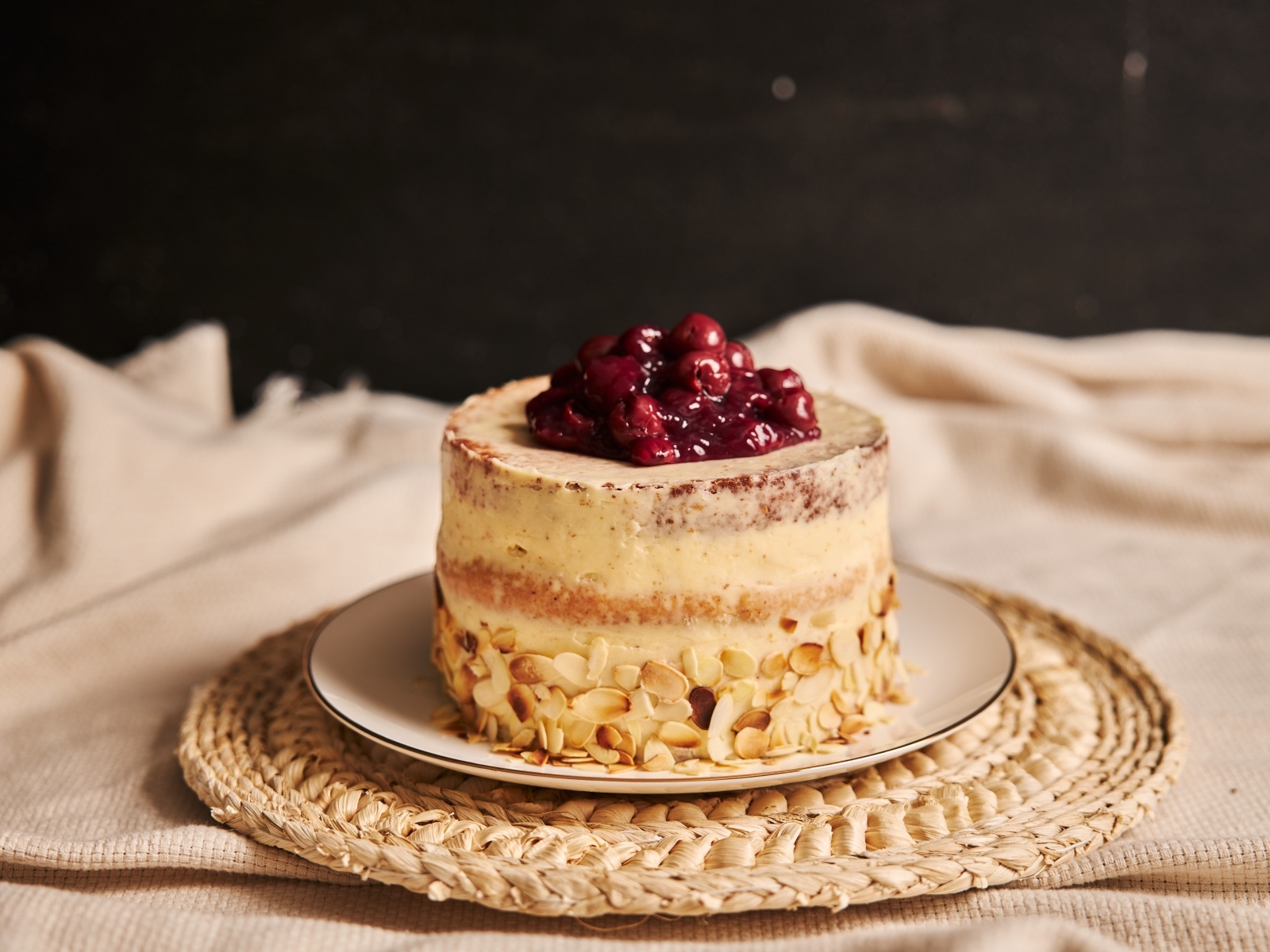 Торт с кремом и вишней