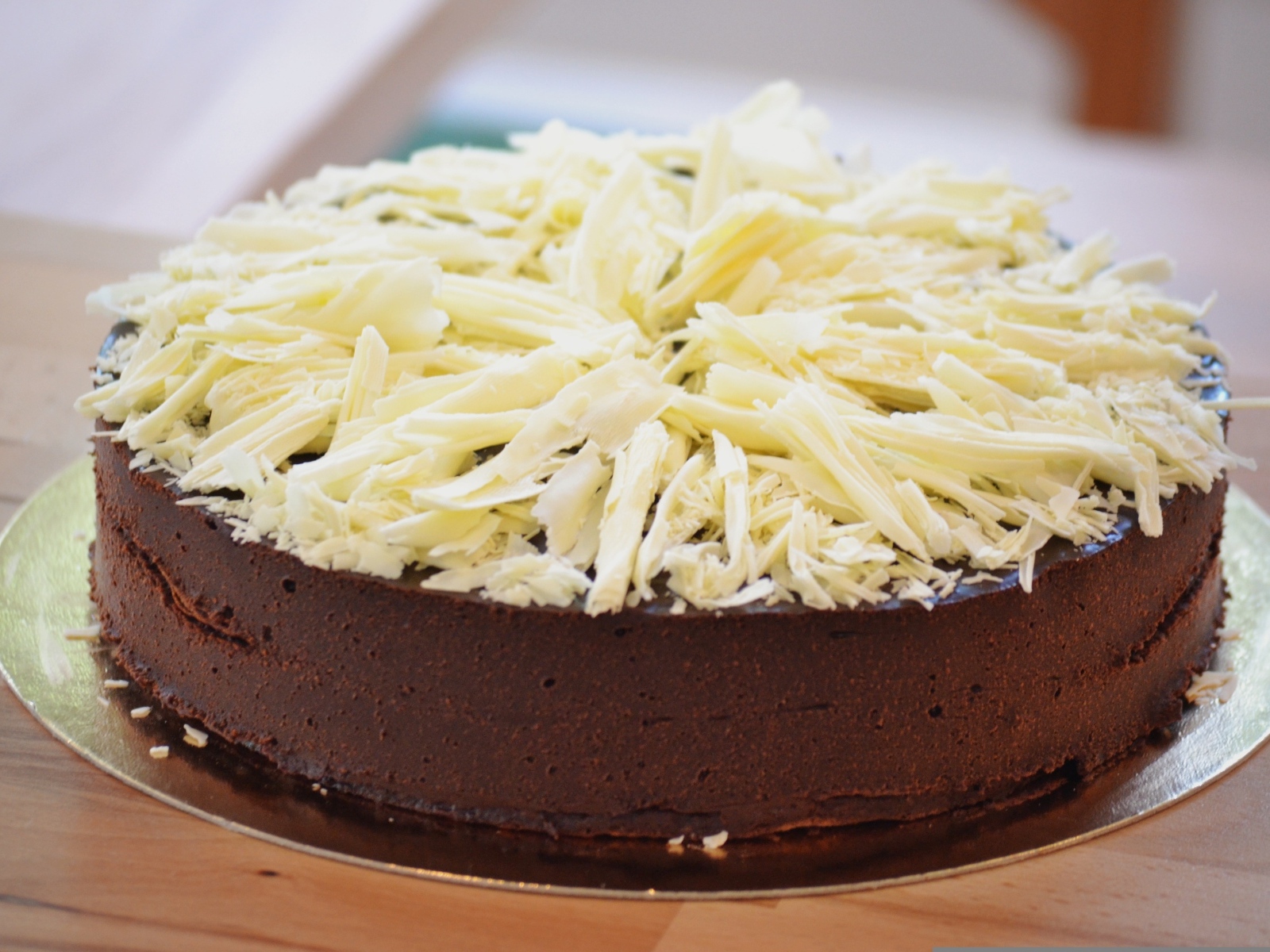 Шоколадный торт с тертой белой стружкой