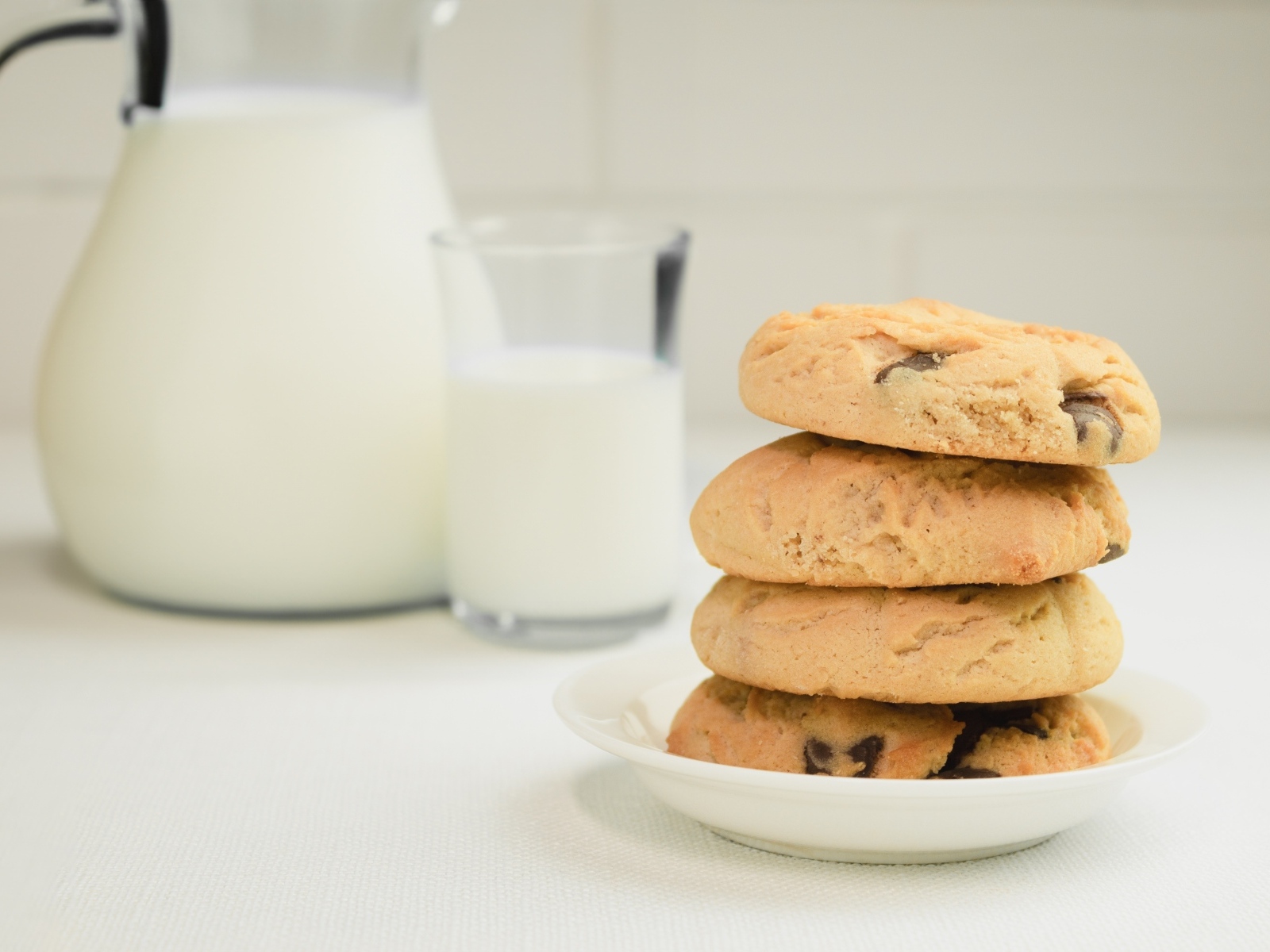 Печенье с шоколадной крошкой на столе с молоком