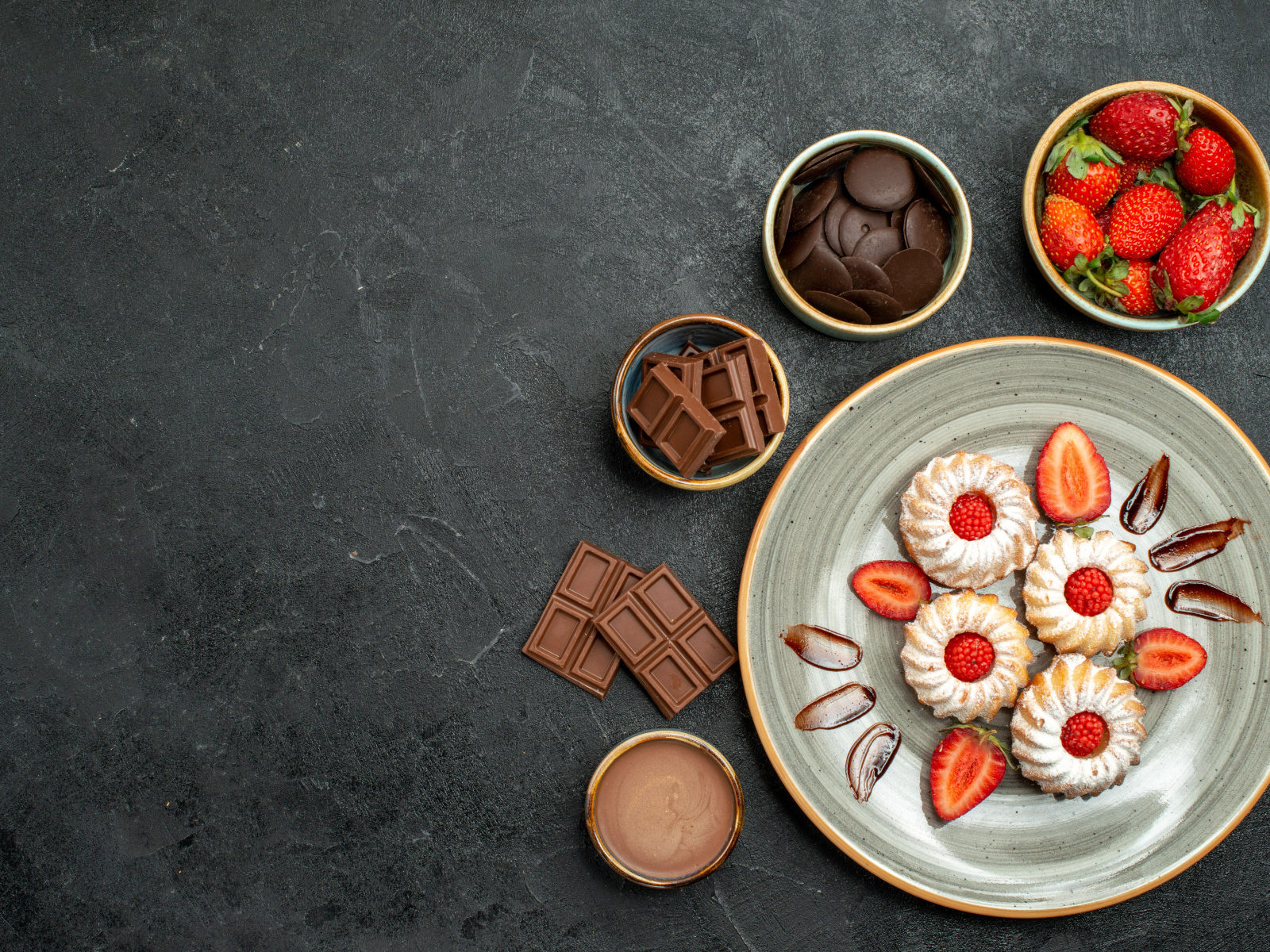 Печенье на столе с шоколадом и ягодами клубники