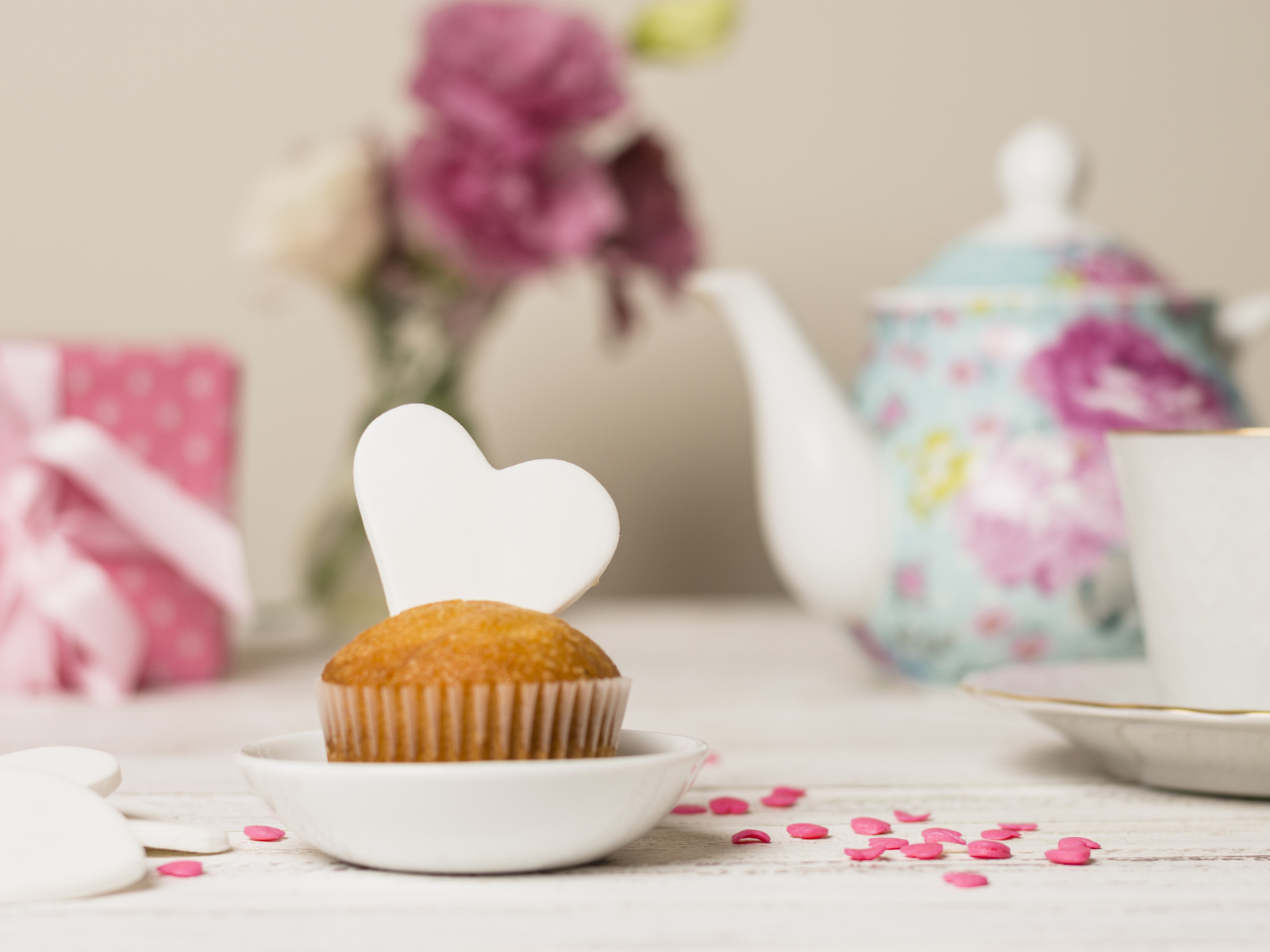 Кекс с сердечком на столе с посудой