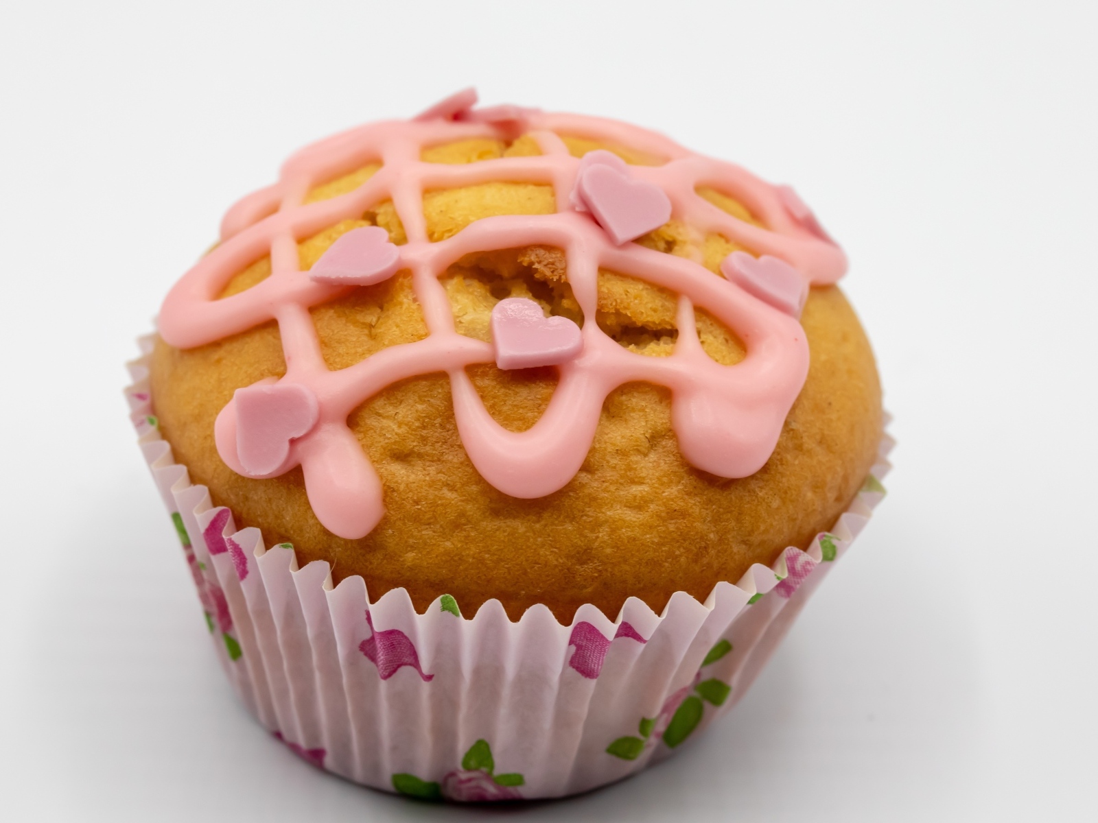 Кекс с клубничной глазурью на сером фоне