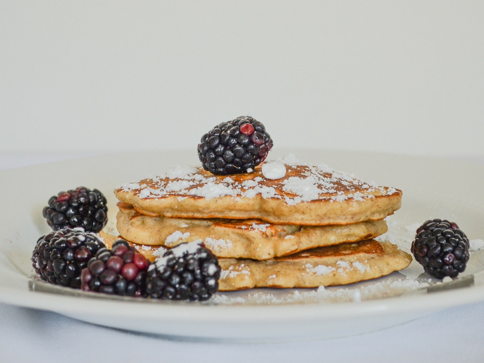 Капкейки с сахарной пудрой и ягодами черники
