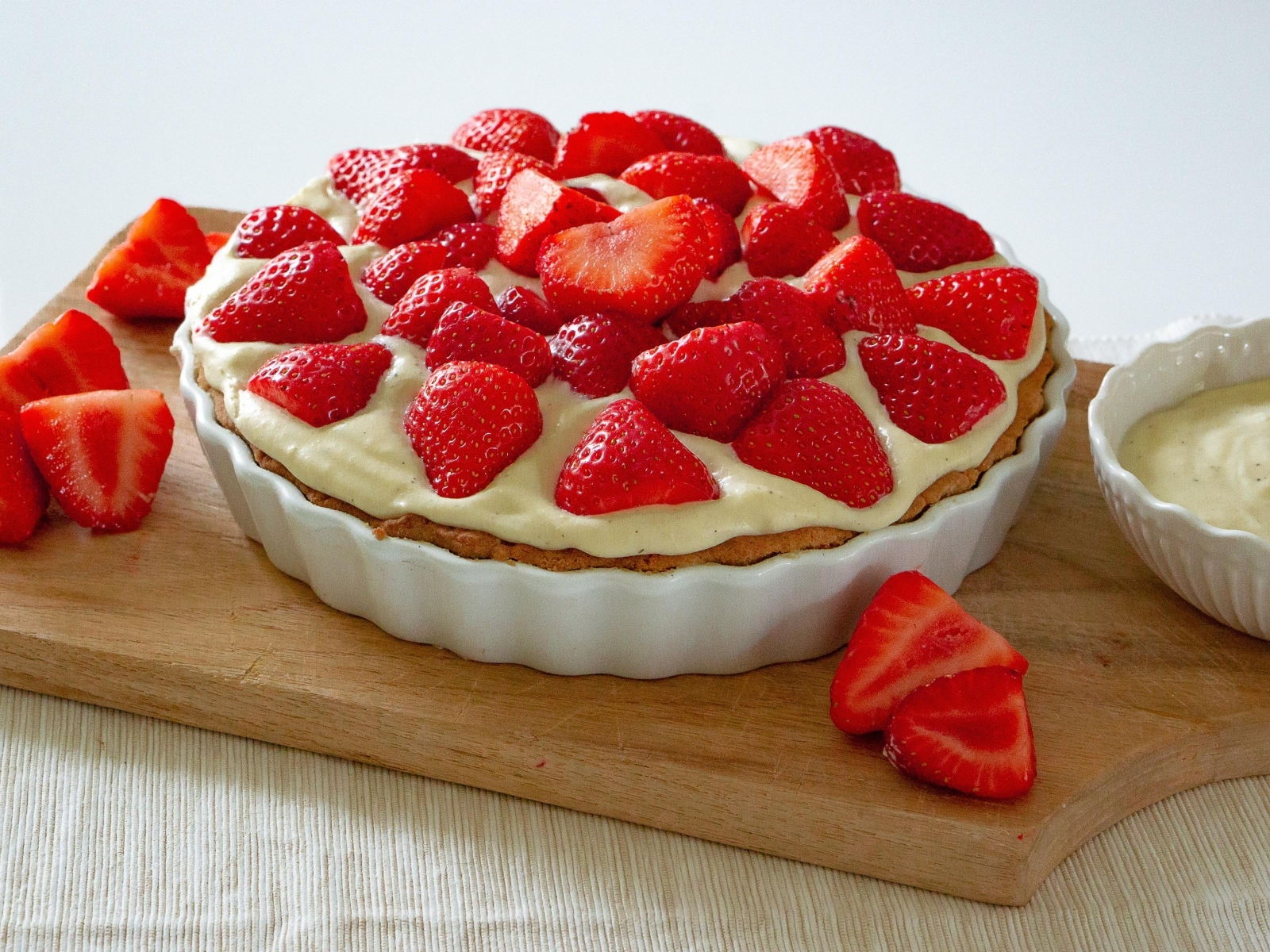 Датский пирог с клубникой и кремом