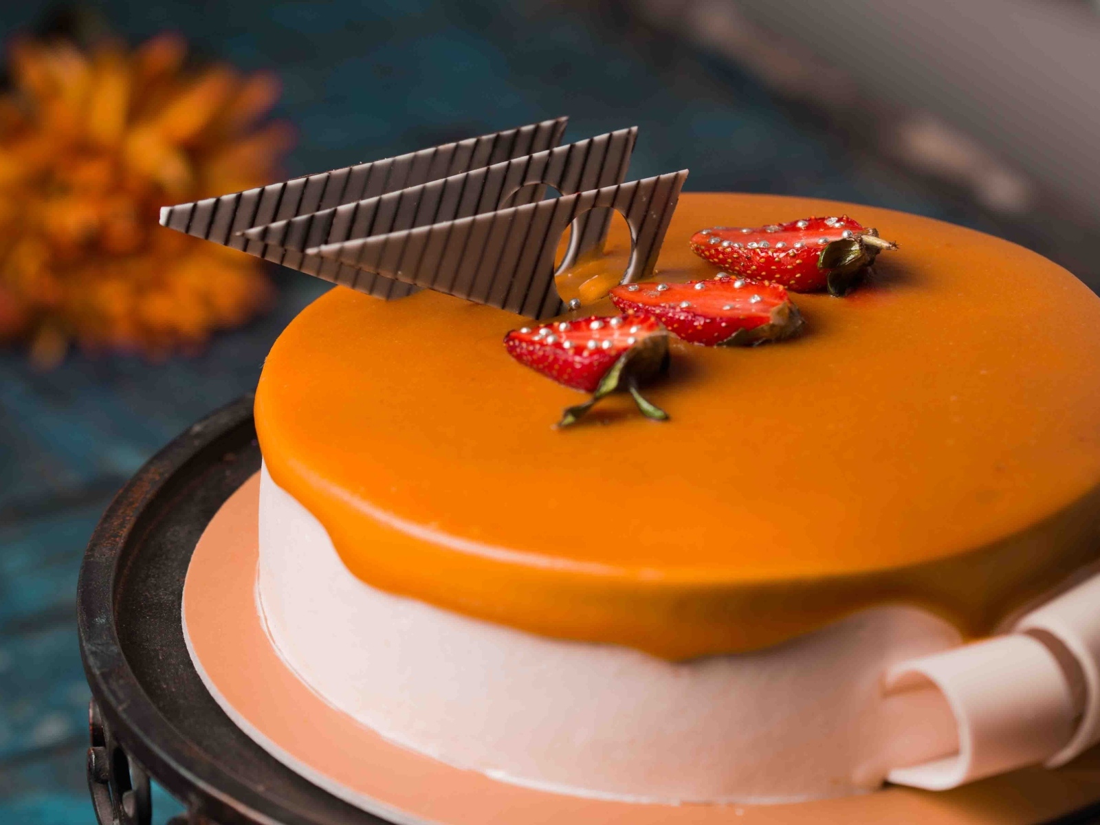 Аппетитный торт мусс с ягодами клубники