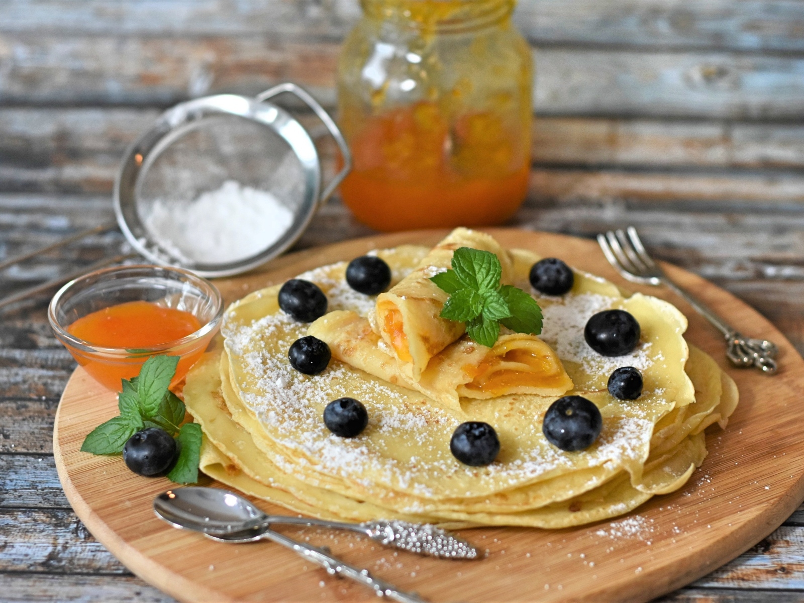 Вкусные сладкие блины с ягодами черники и сахарной пудрой
