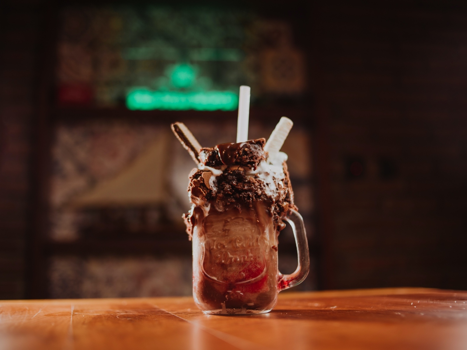 Десерт в стакане с трубочками