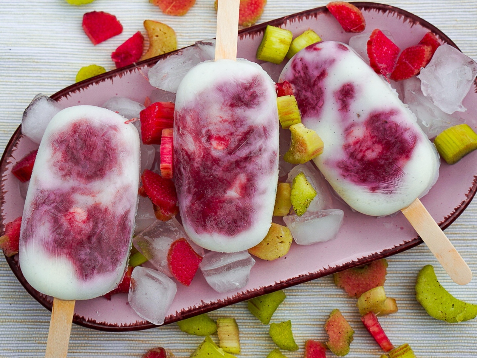 Мороженое на тарелке со льдом и ревенем