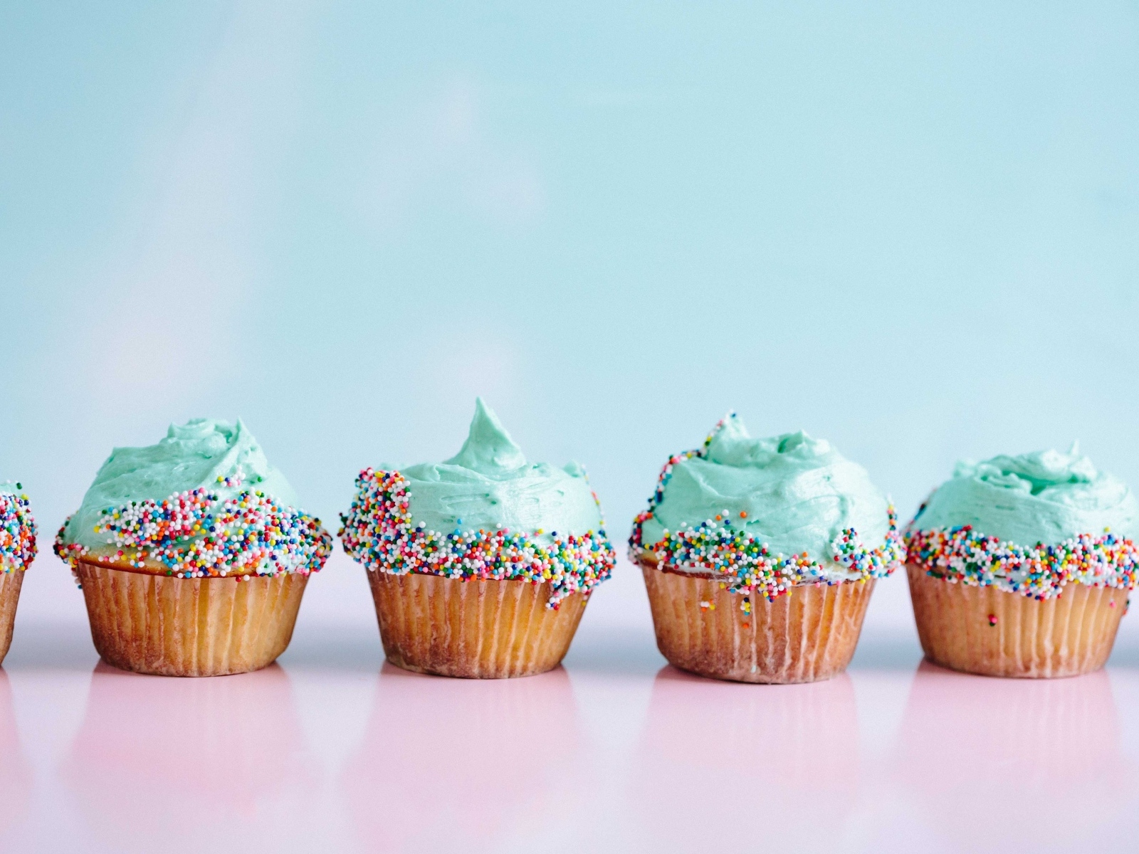Маффины с голубым кремом на голубом фоне