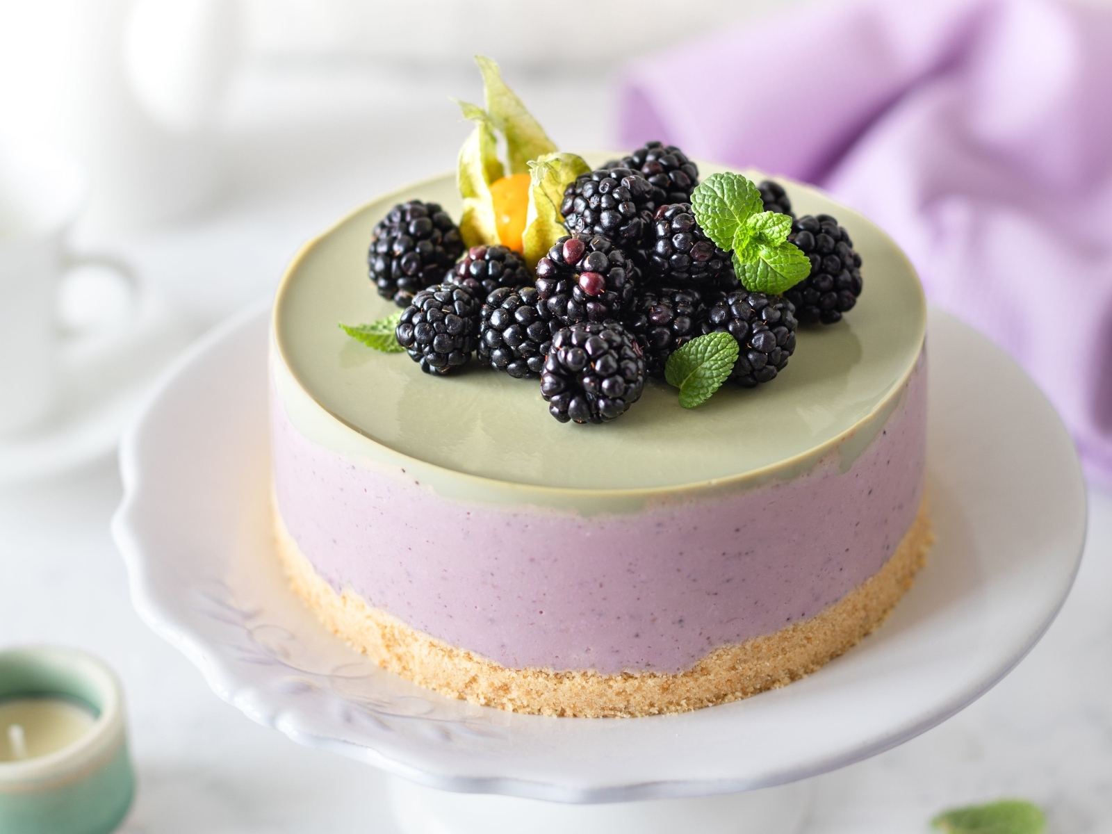 Пирог с муссом и ягодами черники