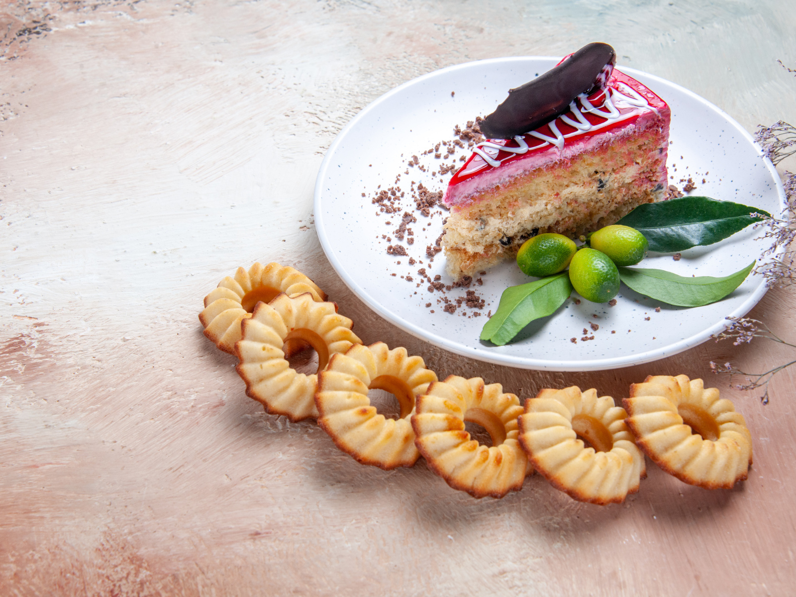 Кусок торта на столе с песочным печеньем