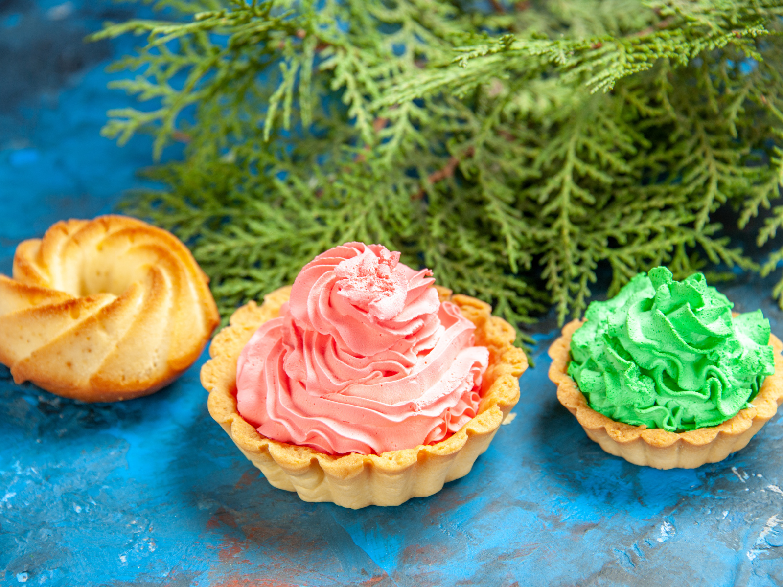 Песочные корзиночки с разноцветным кремом