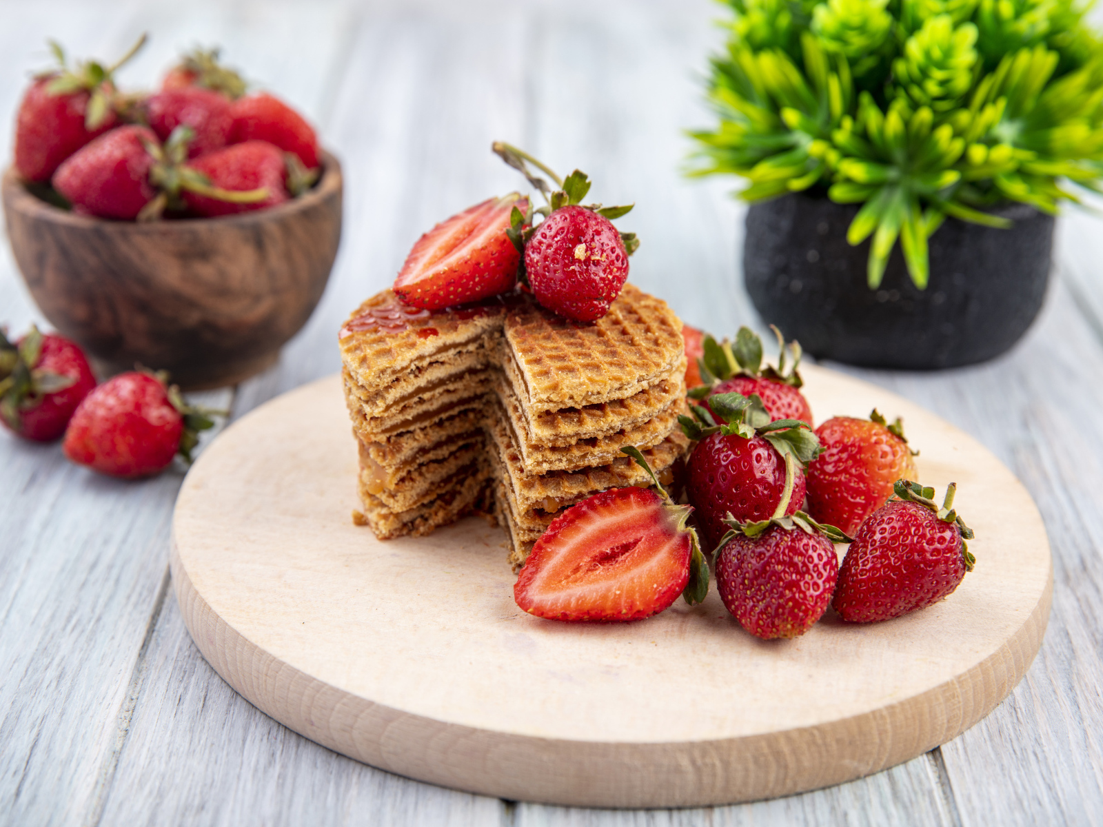 Сладкие хрустящие вафли с ягодами клубники