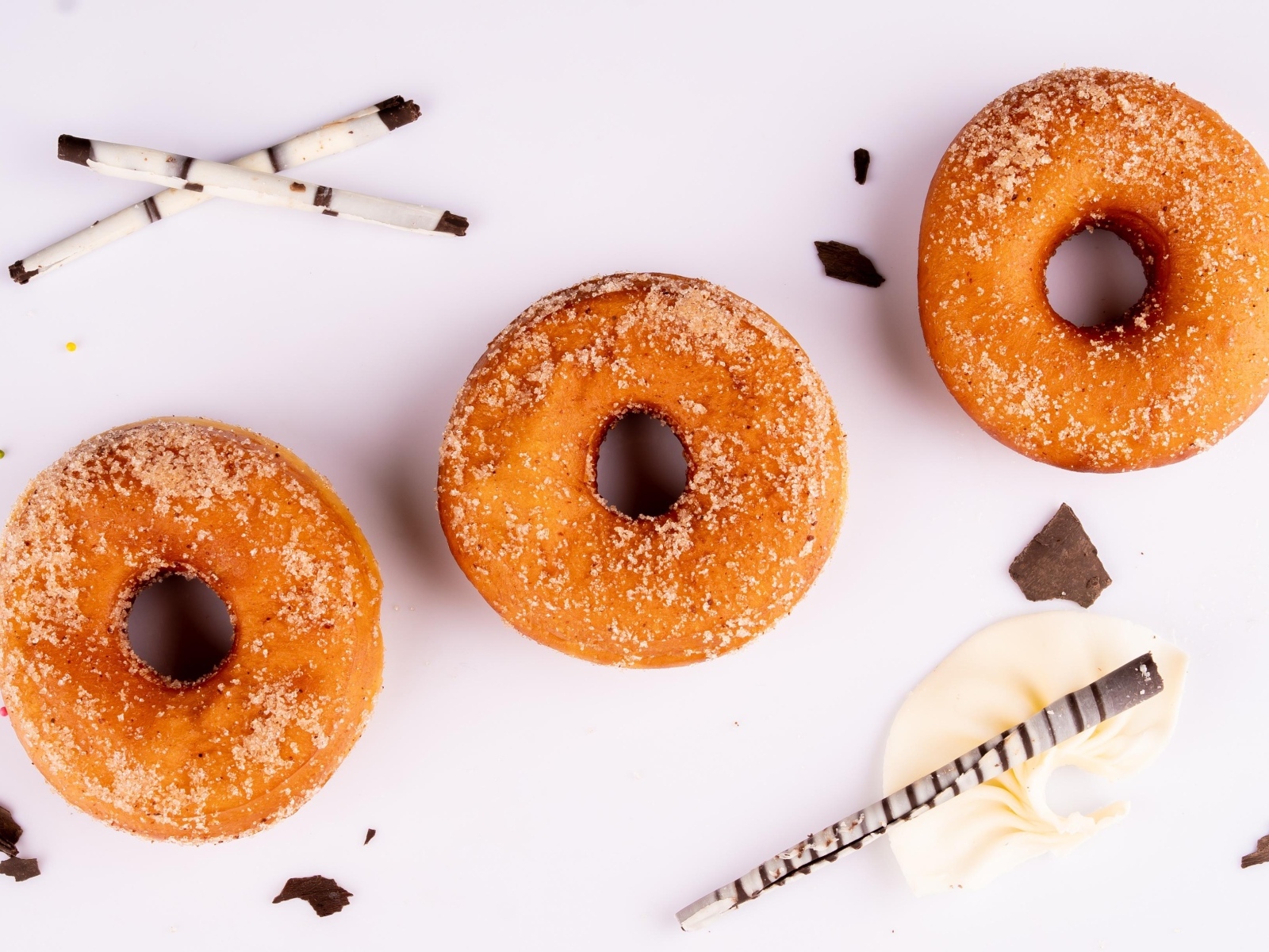 Три доната на белом фоне