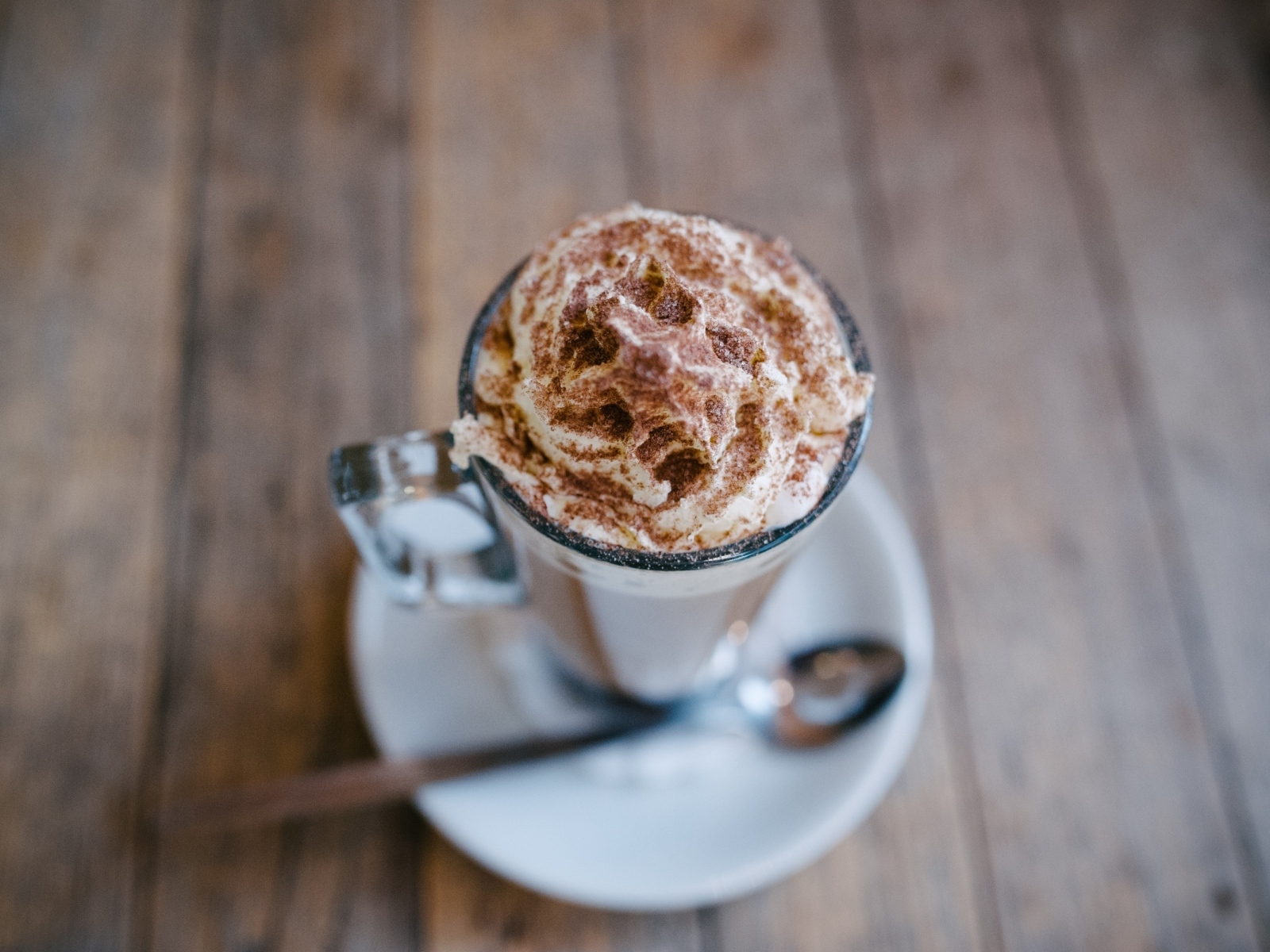 Чашка горячего шоколада со взбитыми сливками