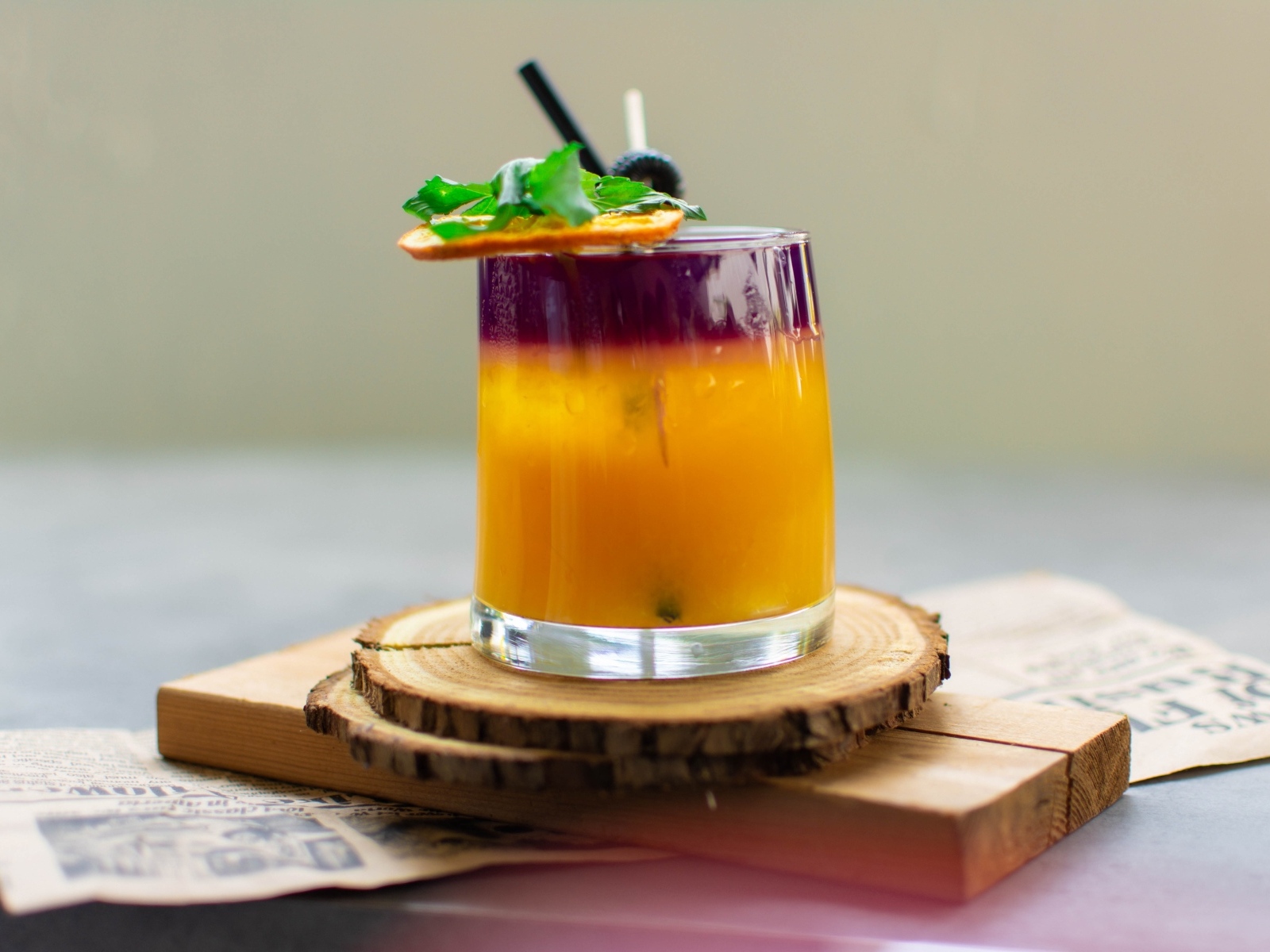 Стакан напитка на деревянной подставке