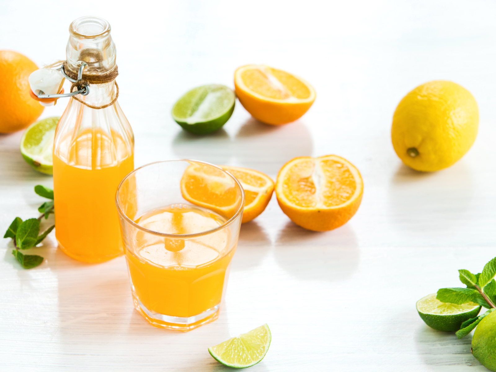 Апельсиновый сок на столе с фруктами
