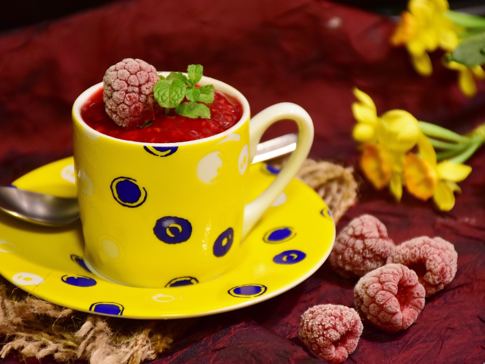 Малиновый сорбет в желтой чашке