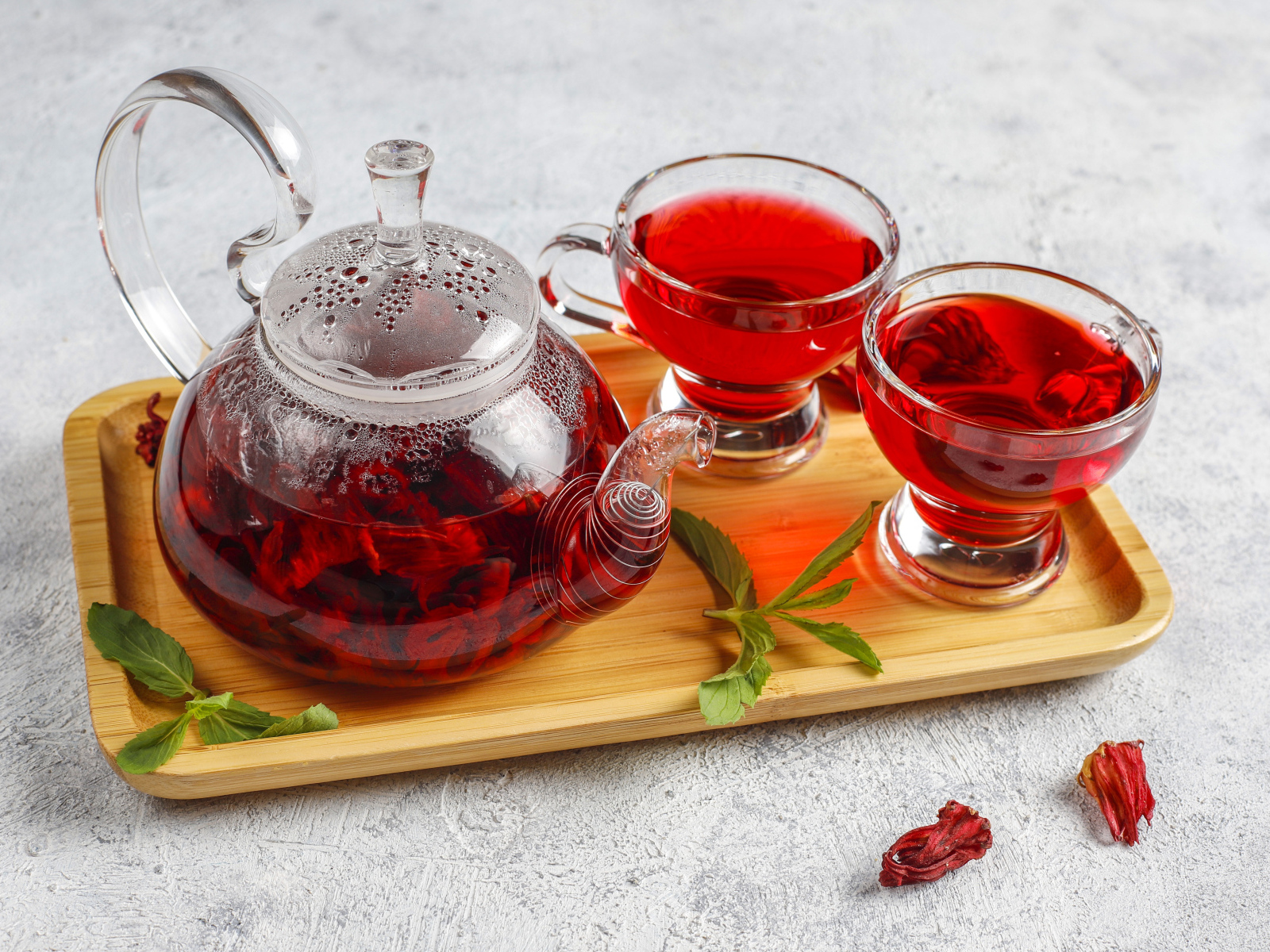 Красный чай в заварнике на подносе с чашками
