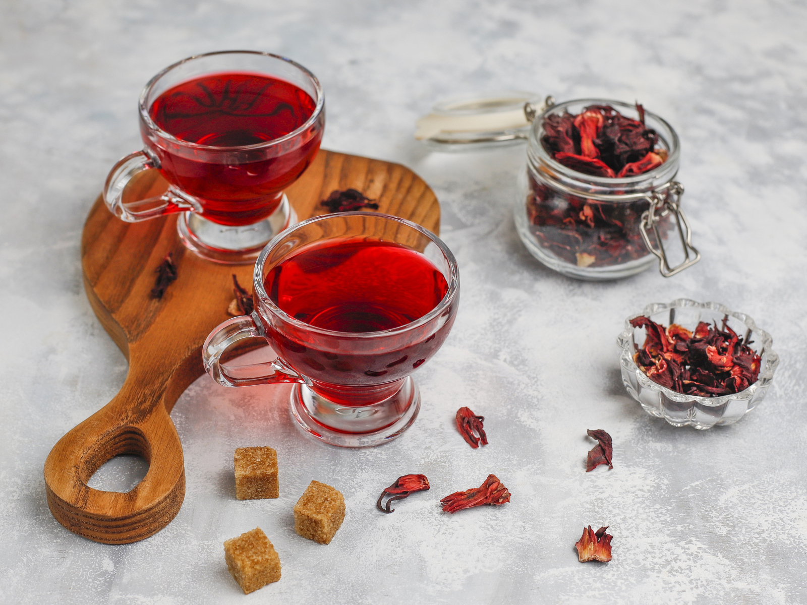 Две чашки чая каркаде на столе с заваркой 