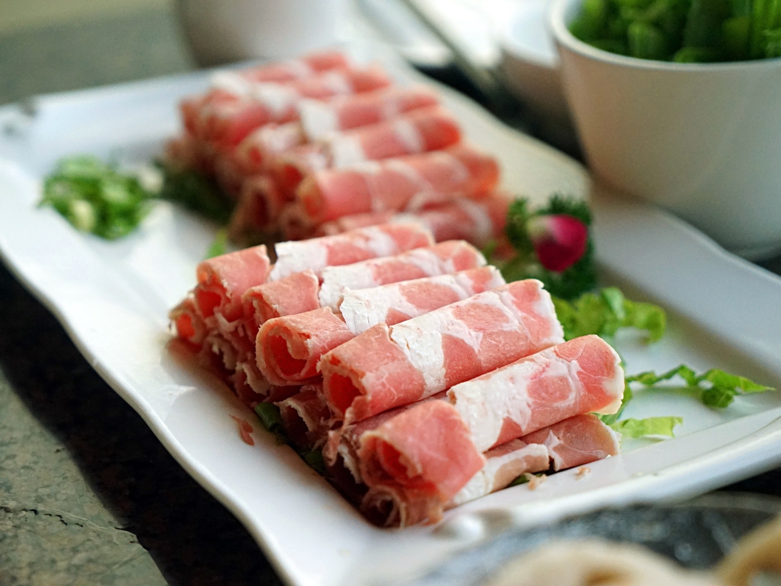 Рулетики из бекона на столе