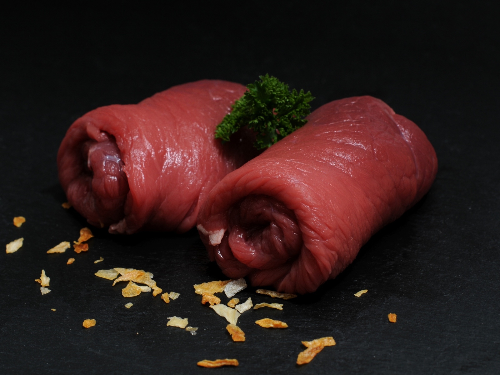 Рулетики из говядины на черном столе